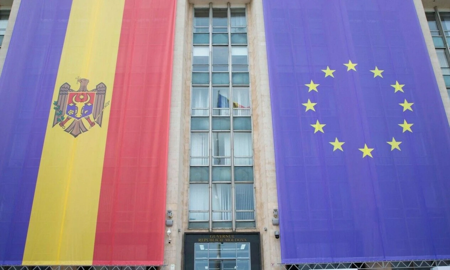 Moldovos ir ES vėliavos. Elenos Covalenco (AFP / „Scanpix“) nuotr.