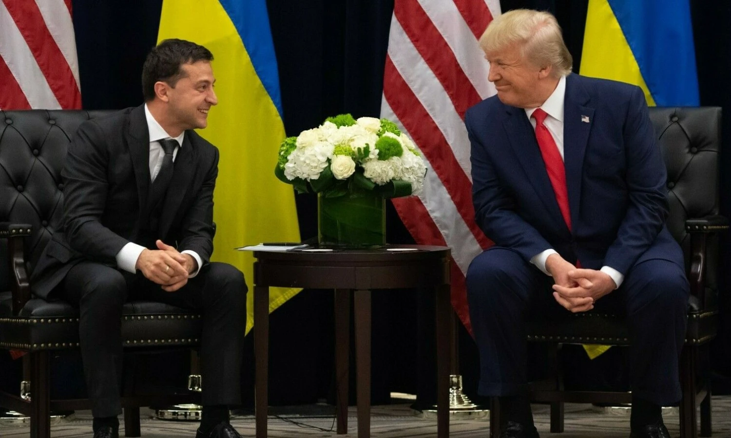 Volodymyras Zelenskis, Ukrainos prezidentas, ir Donaldas Trumpas, buvęs JAV prezidentas. Nuotrauka iš 2019 m. susitikimo Baltuosiuose rūmuose. Saulo Loebo (AFP / „Scanpix“) nuotr.