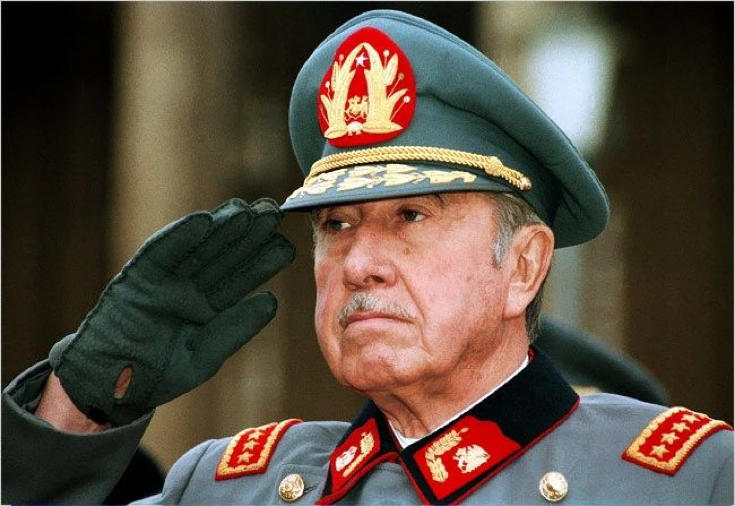 Buvęs Čilės diktatorius Augusto Pinochetas Ugarte (1915–2006 m.) nebuvo nuteistas, , nors Čilės ir tarptautinės žmogaus teisių organizacijos reikalavo, kad būtų pradėtas teisinis procesas prieš žmogų, kurio sąžinę slegia ne mažiau nei iš 3.000 žmonių atimta gyvybė ir tūkstančių kankinimai. NNDB nuotr. 