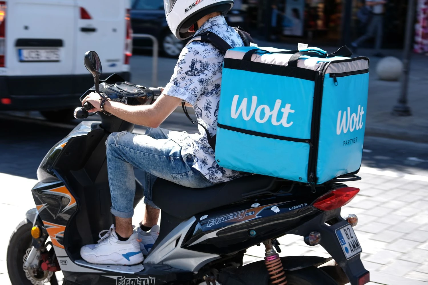 „Wolt“ maisto pristatymas Gedimino pr. Vilniuje. Vladimiro Ivanovo (VŽ) nuotr.