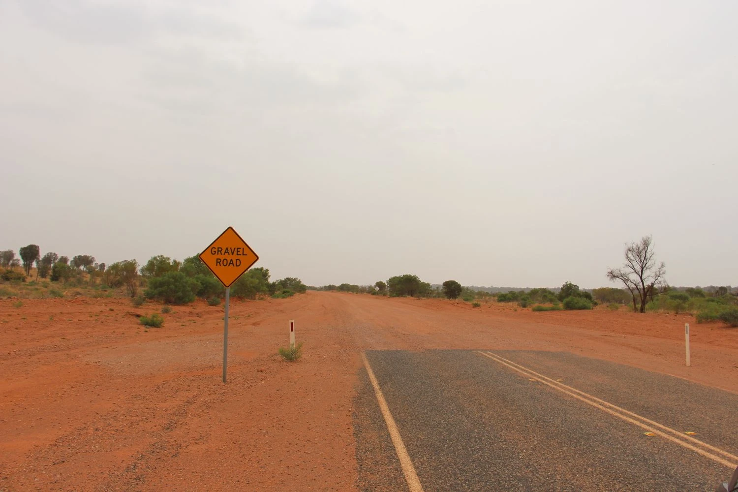 „Mereenie Loop“ žvyrkelio pradžia. Rimvydo Ragausko nuotr.