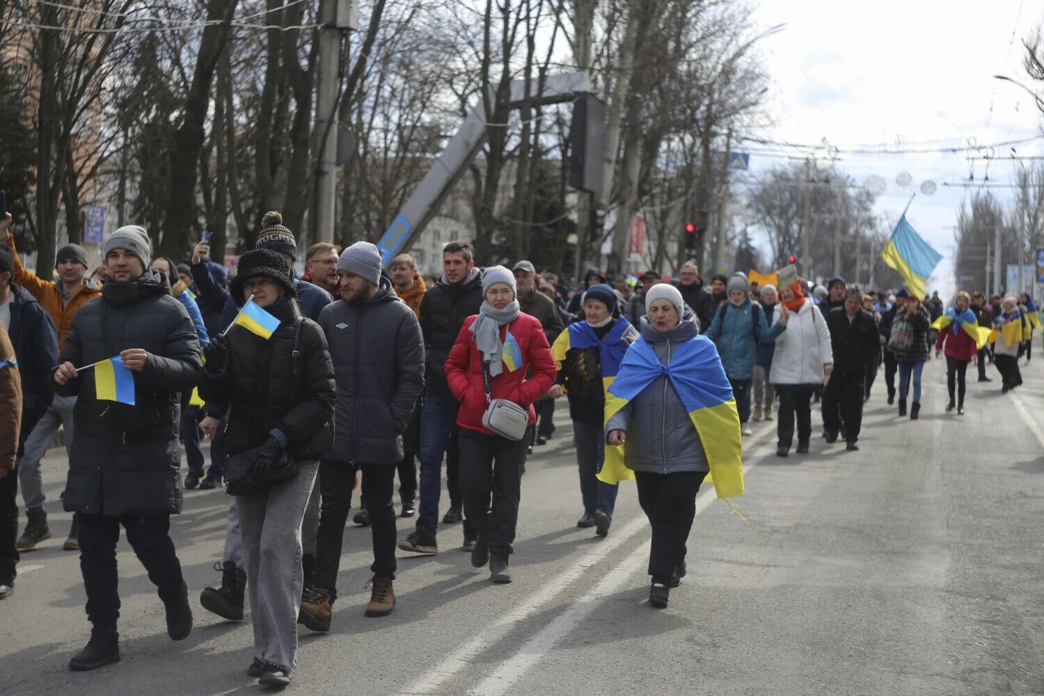 Proukrainietiška eisena okupuotame Chersone. Oleksandro Chornyjino (AP/„Scanpix“) nuotr.