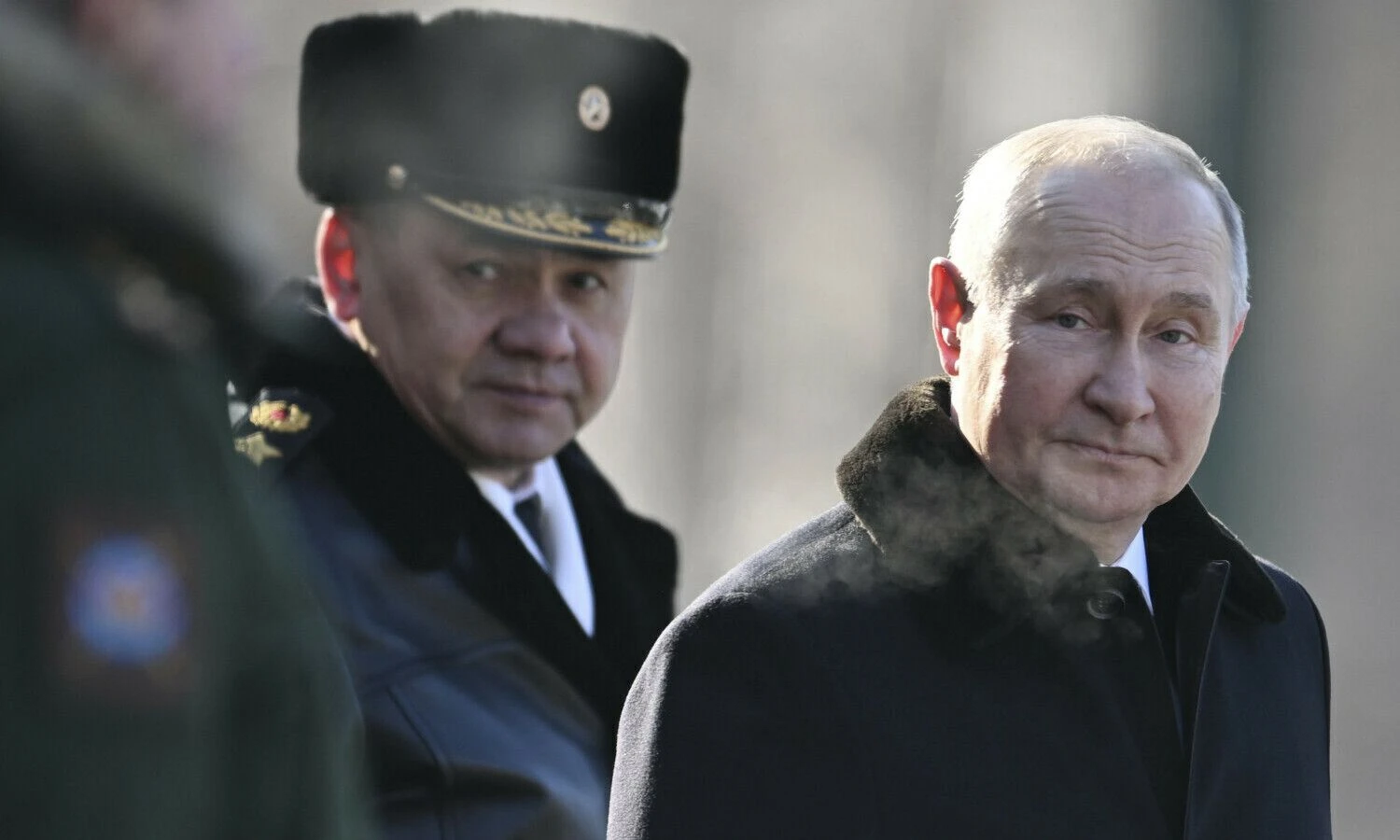 Rusijos prezidentas Vladimiras Putinas ir gynybos ministras Sergejus Šoigu. Maskva. 2023 m. vasario 23 d. AP / „Scanpix“ nuotr.