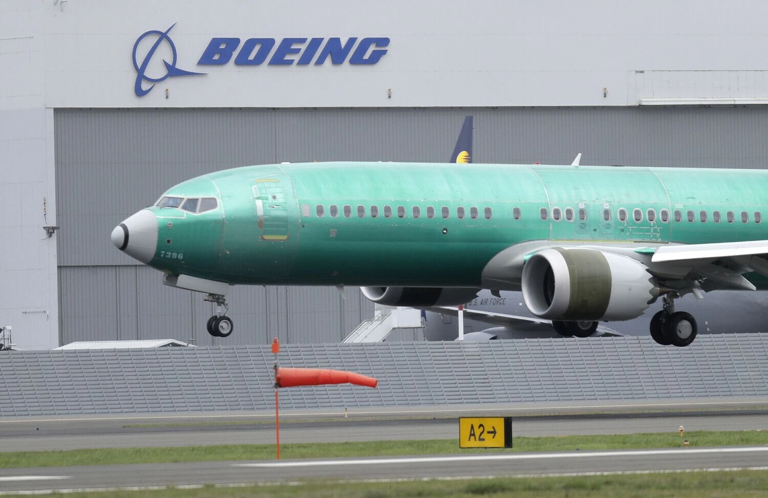 „Boeing“ yra vienas svarbiausių pramonės subjektų JAV ekonomikai, o siauro fiuzeliažo keleivinis laineris 737 – didžiausias pajamas nešantis šio koncerno produktas. „Scanpix“ / AP nuotr.