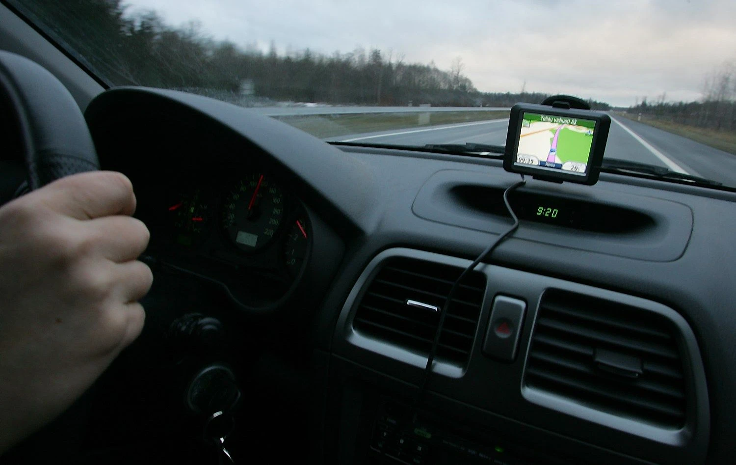 Dauguma navigacijos įrenginių gamintojų naujų duomenų prašo kas mėnesį ar pusę metų, tačiau „Google“ procesus yra automatizavusi, tad žemėlapiai papildomi automatiškai. Niro Eliaso („Reuters“ / „Scanpix“) nuotr.