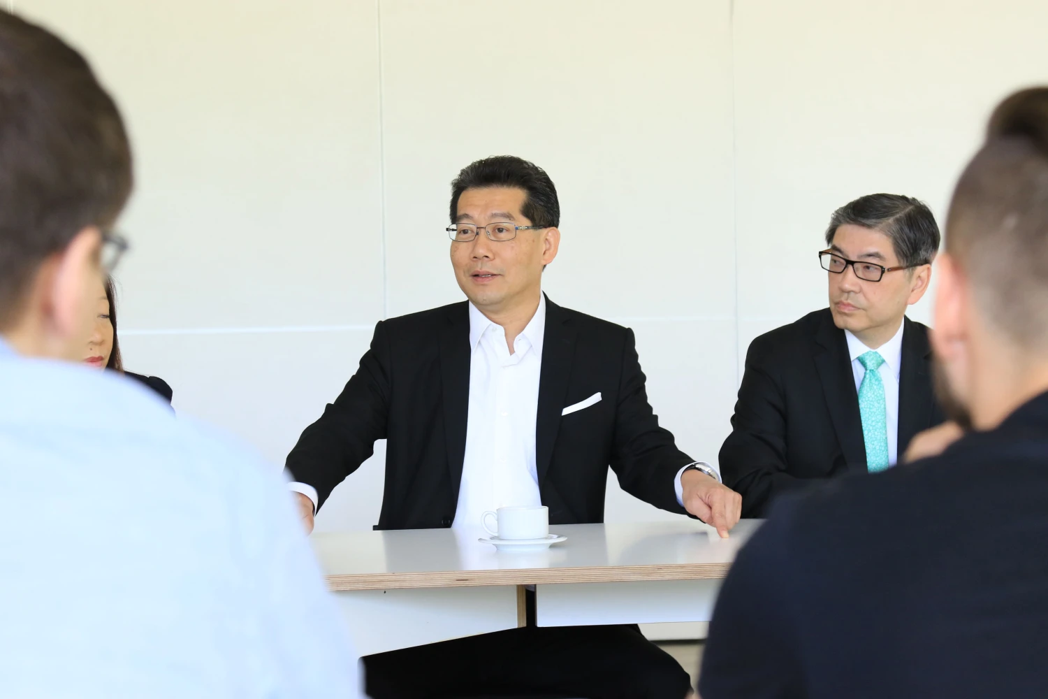 „Prieš ketverius metus Honkonge buvo tik 3 bendradarbystės (angl. coworking) erdvės, dabar jų yra 45. Prieš pusantrų metų vieną iš jų savo biure atidarė automobilių gamintoja „Infinity“, kuri aplink save norėjo daugiau jaunų žmonių ir iššūkių“, – kalba Gregas So, Honkongo prekybos ir ekonominės plėtros sekretorius. Dariaus Versecko (VŽ) nuotr.