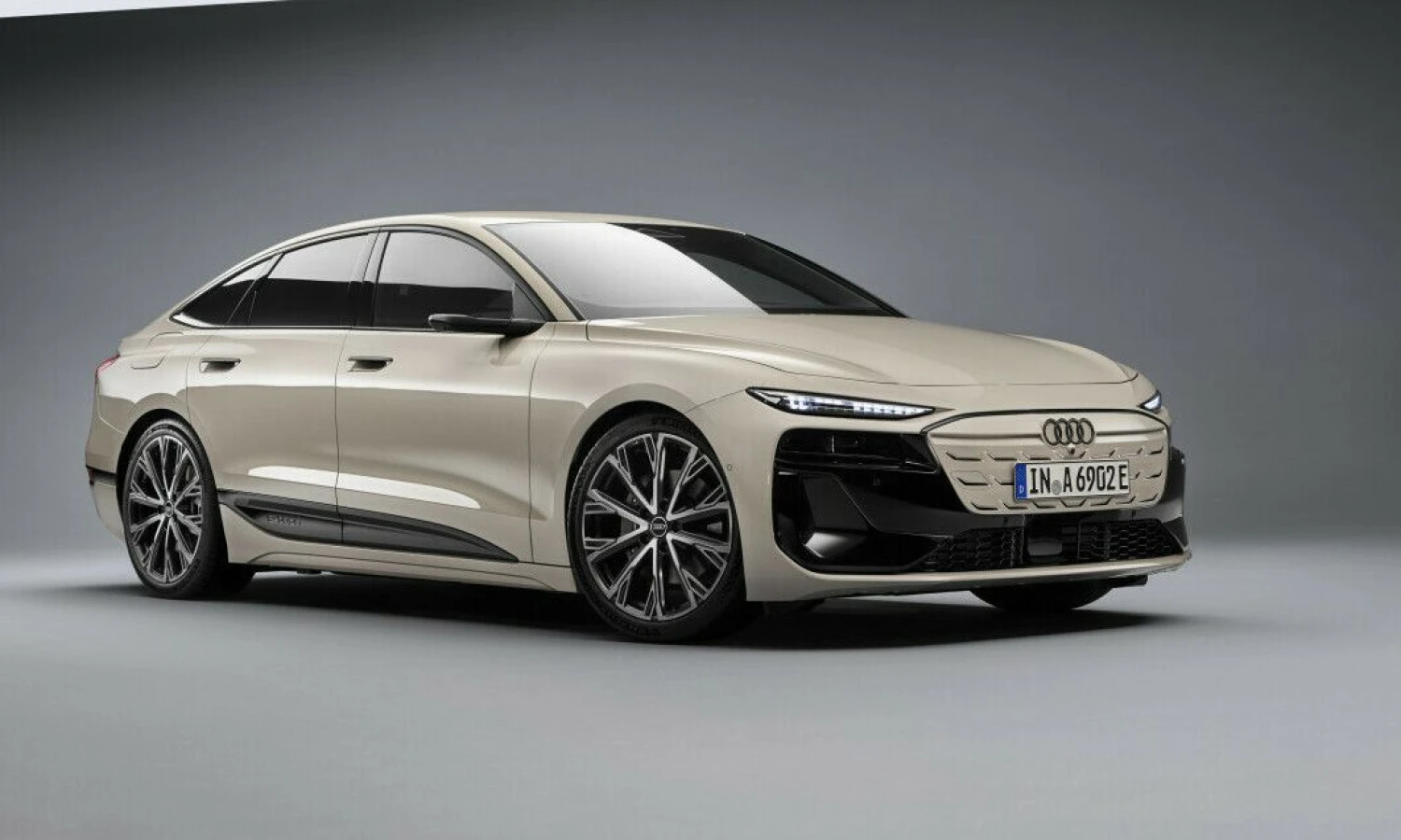 Naujasis „A6 Sportback“ su viena akumuliatoriaus įkrova teoriškai gali įveikti 756 km atstumą. „Audi AG“ nuotr.