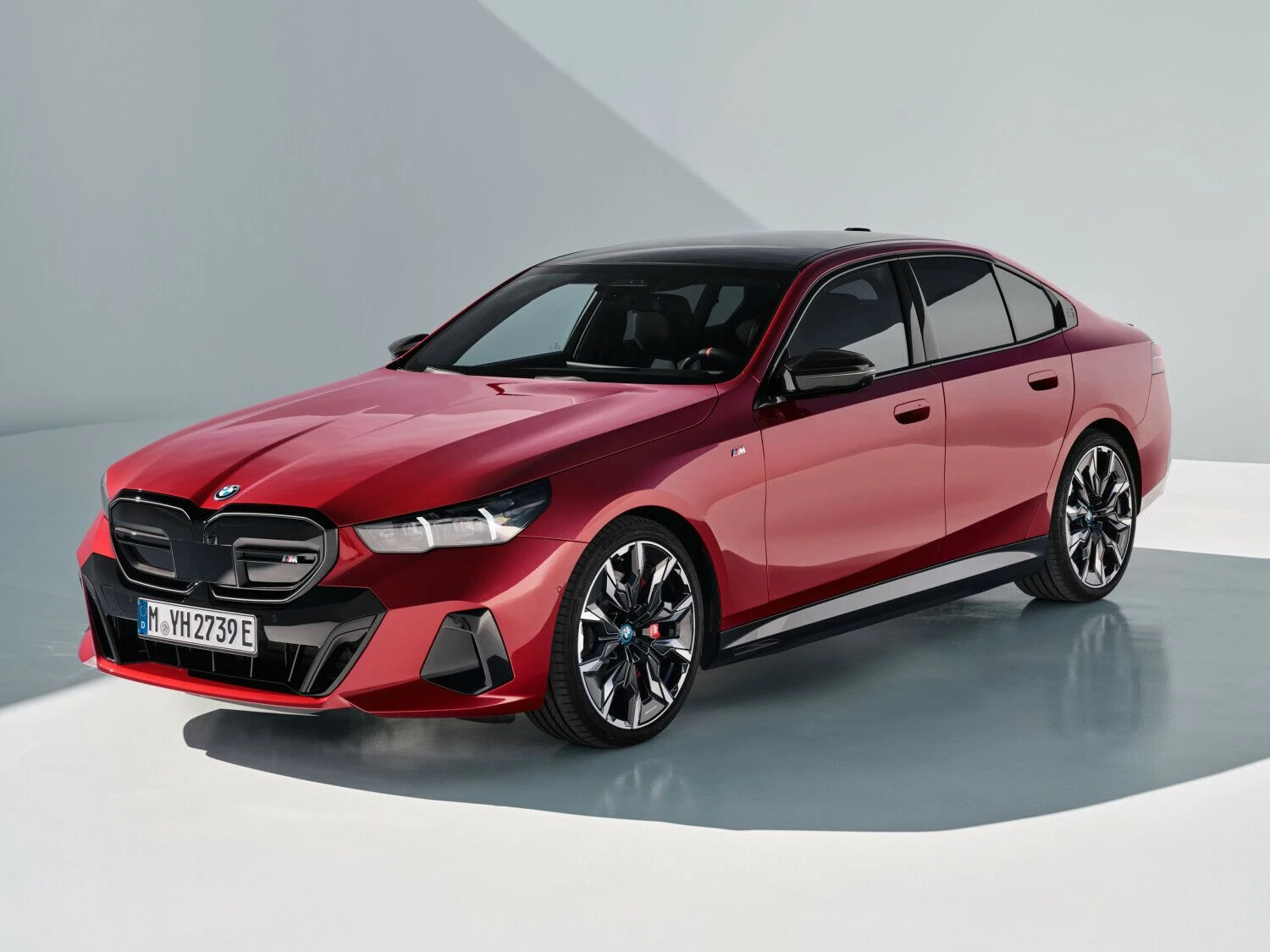 5-osios serijos sedanas nebebus panašus į didžiąją 7-ąją klasę ir bus siūlomas kaip elektromobilis. BMW AG nuotr.