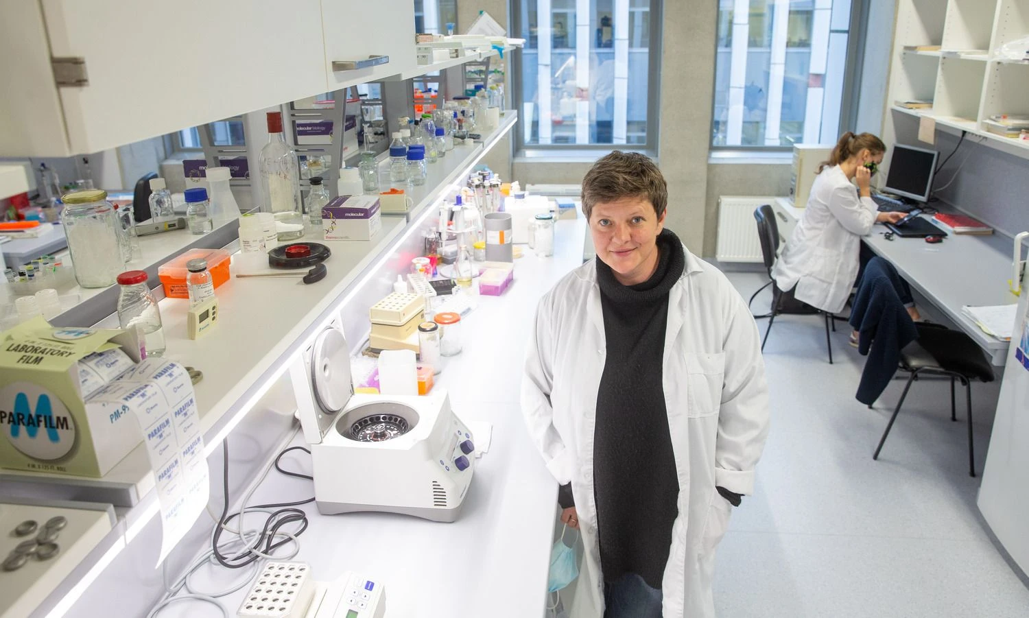 Dr. Laura Kalinienė, virusologė: „Dar reikia išsiaiškinti ir tai, ką reiškia simptomų nebuvimas – ar kad organizmas puikiai susitvarko, ar kad virusas jį gudriai apgauna, ir kokie to galimi padariniai ilgalaikėje perspektyvoje.“ Juditos Grigelytės (VŽ) nuotr. 