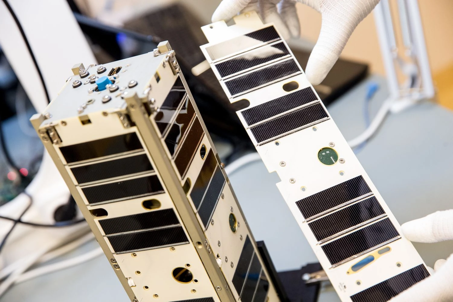 Kosmoso technologijų UAB „Nanoavionika“ sukurtas lietuviškas palydovas „LituanicaSAT-2“. Juditos Grigelytės (VŽ) nuotr.