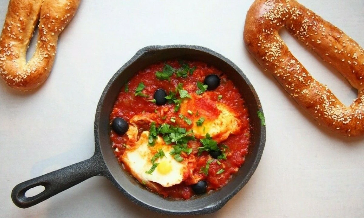 Žydiški patiekalai Vilniaus „Beigelių krautuvėlėje“. Rengėjų nuotr.