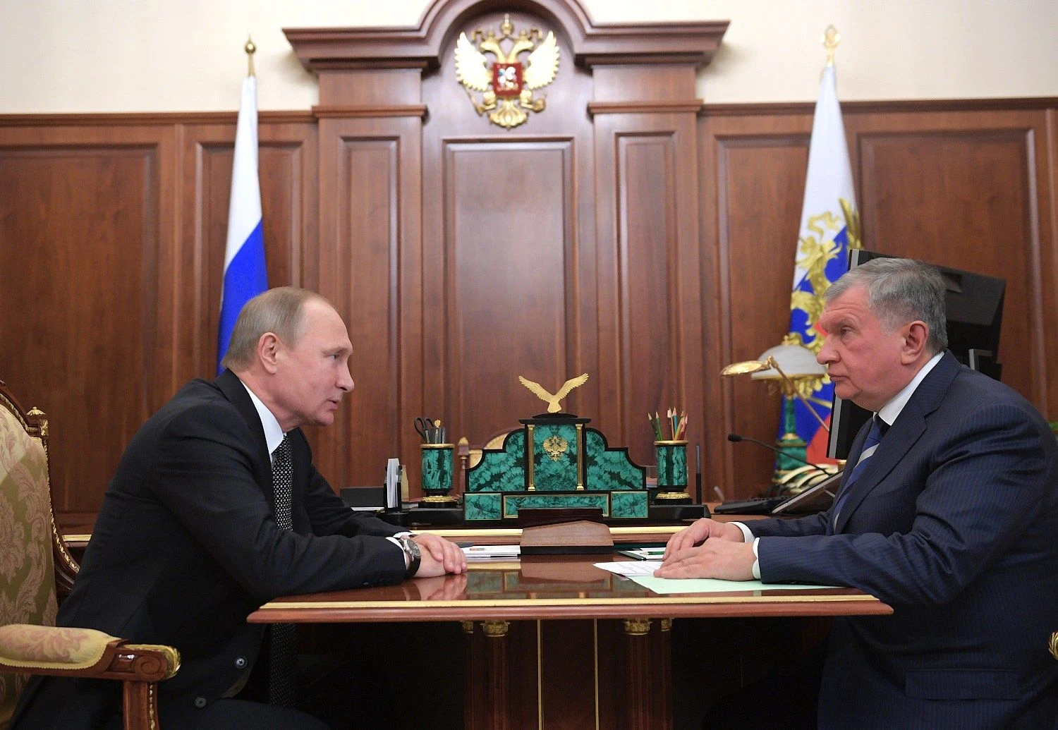 Rusijos prezidentas Vladimiras Putinas ir naftos milžinės „Rosneft“ vykdomasis direktorius Igoris Sečinas. Aleksejaus Družinini („Sputnik“/„Reuters“).
