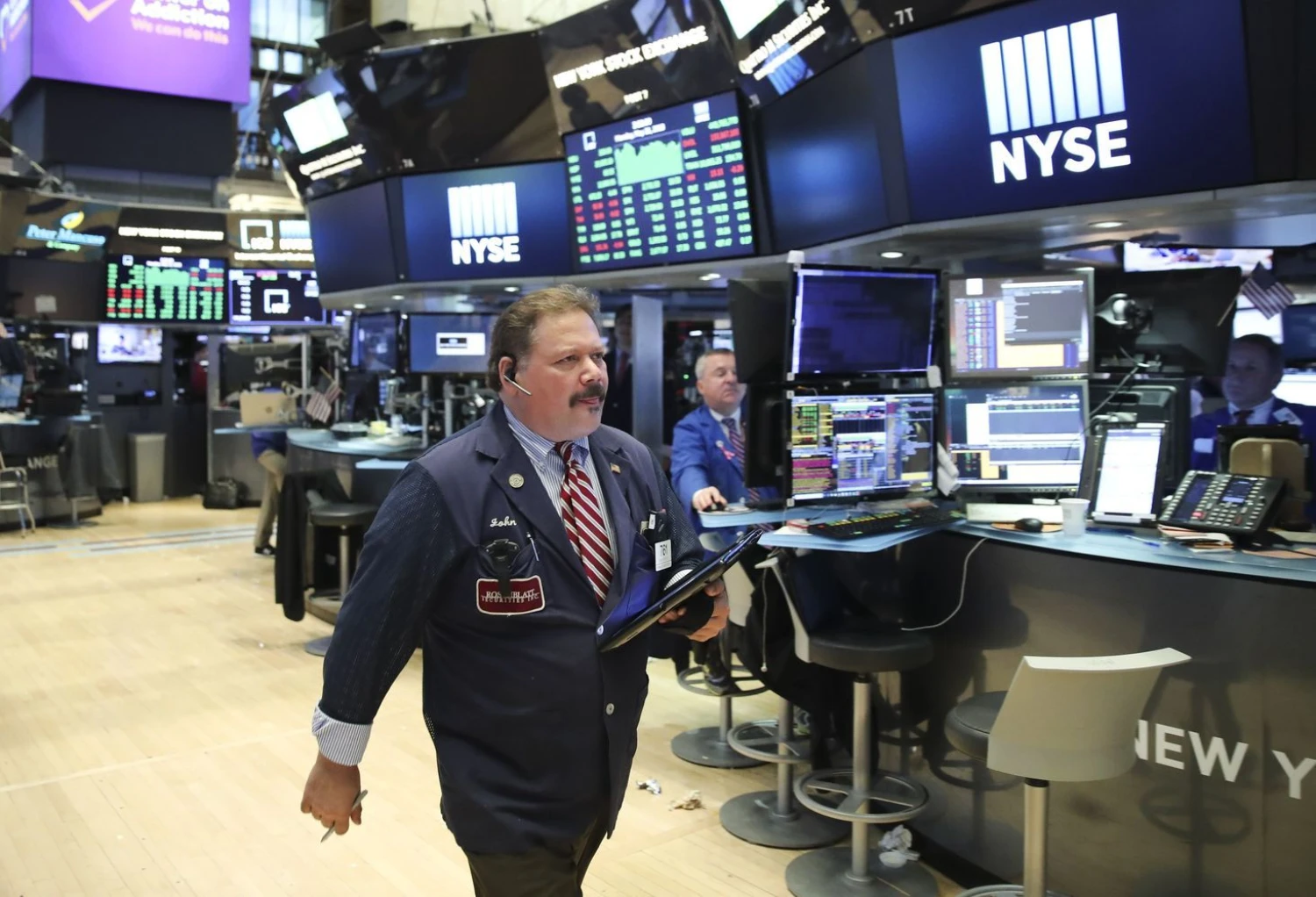 (180521) -- NEW YORK, May 21, 2018 (Xinhua) -- Traders work at the New York Stock Exchange in New York, the United States, on May 21, 2018. U.S. stocks closed higher on Monday. The Dow rose 1.21 percent to 25,013.29, and the S&P 500 rose 0.74 percent to 2,733.01, while the Nasdaq increased 0.54 percent to 7,394.04. (Xinhua/Wang Ying)  - Wang Ying -//CHINENOUVELLE_CHINE012501/Credit:CHINE NOUVELLE/SIPA/1805220847