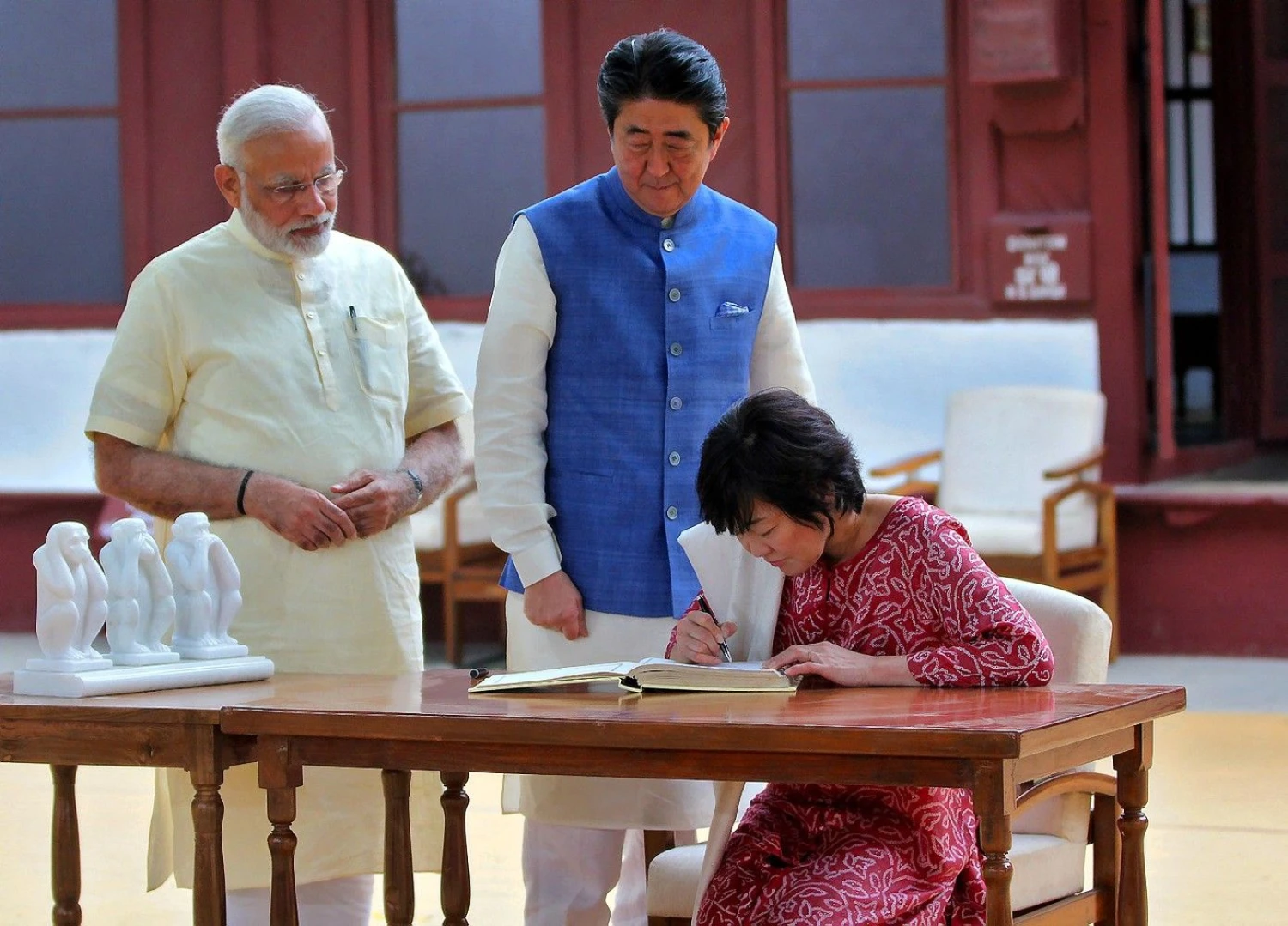 Shinzo Abe, Japonijos ministras pirmininkas, su žmona Akie Abe per vizitą Indijoje. Armito Dave („Reuters“ / „Scanpix“) nuotr.