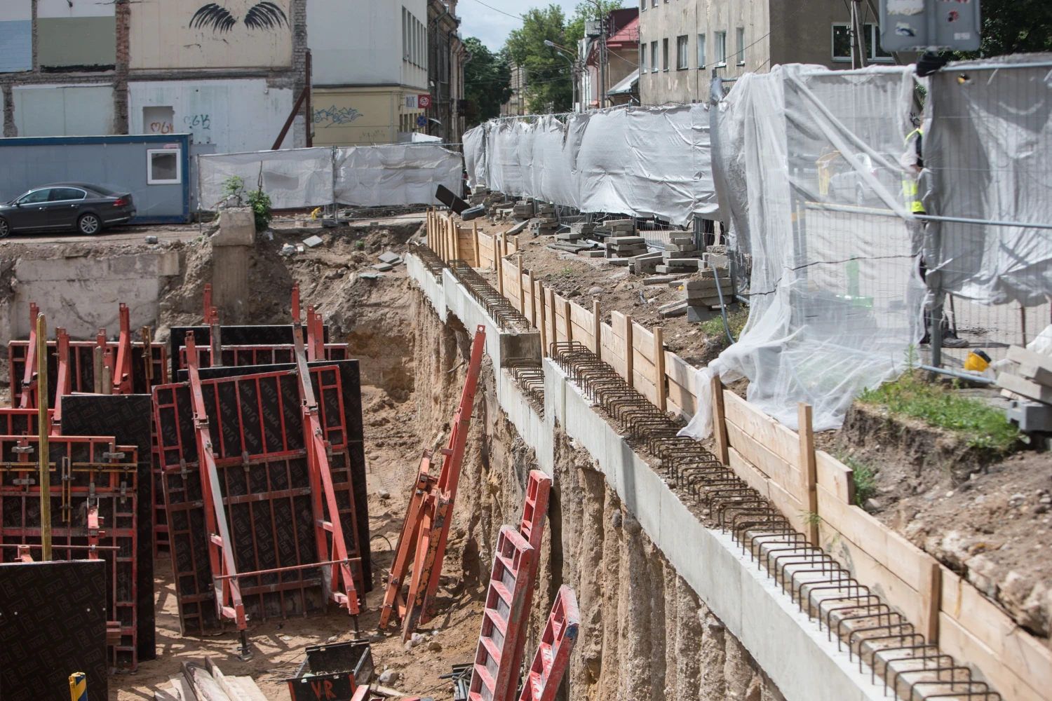 Nors „Užupio krantinių“ projektas buvo rengtas beveik metus, o sklypo detalusis planas patvirtintas 2008 m., vis dėlto prieš kelias savaites prasidėjus statyboms susikirto „MG Valdos“ ir vietos bendruomenės interesai. 
Juditos GrigelytĖs (Vž) nuotr.