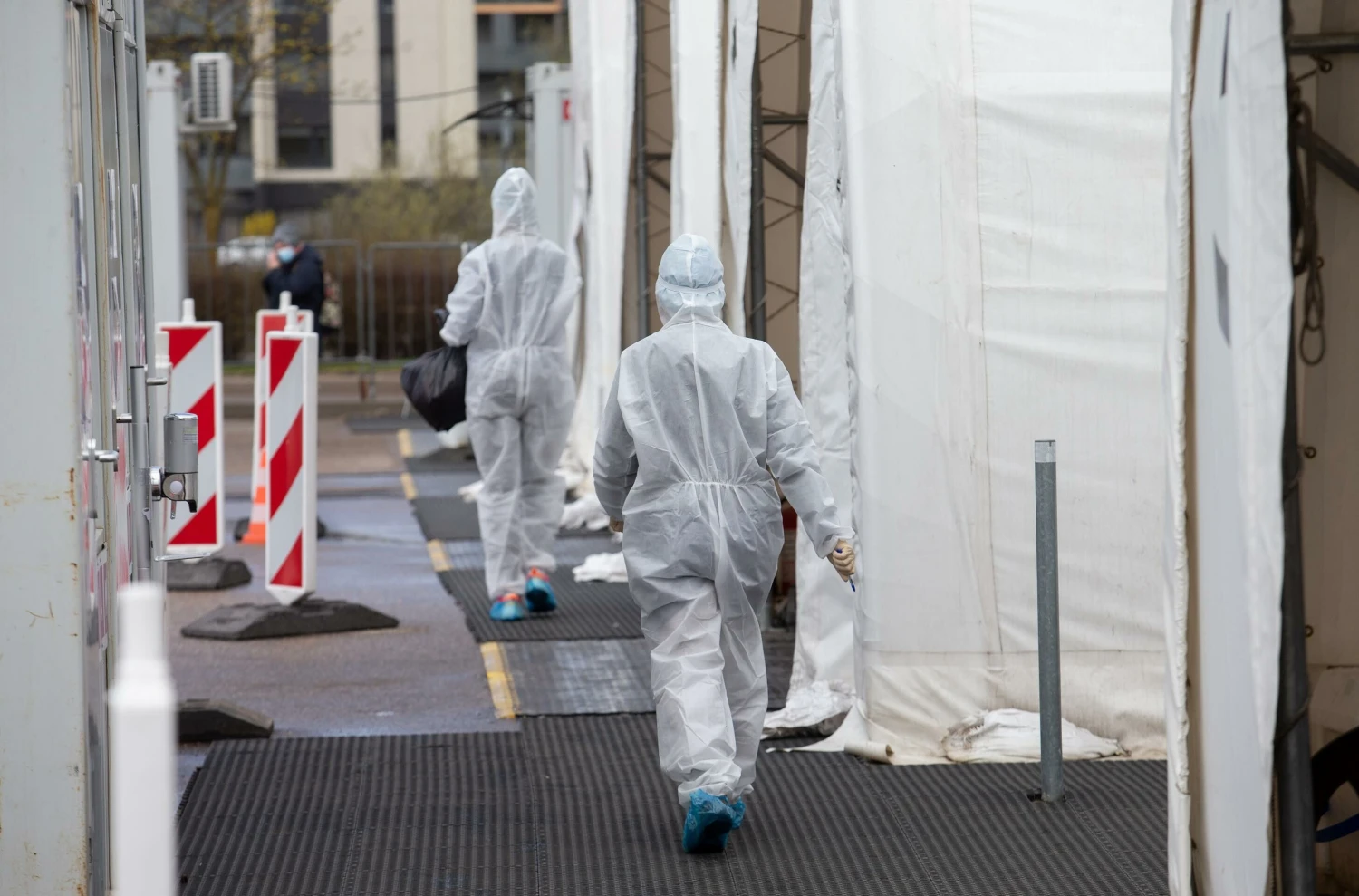 Mobilus koronaviruso patikros punktas Vilniuje. Juditos Grigelytės nuotr.