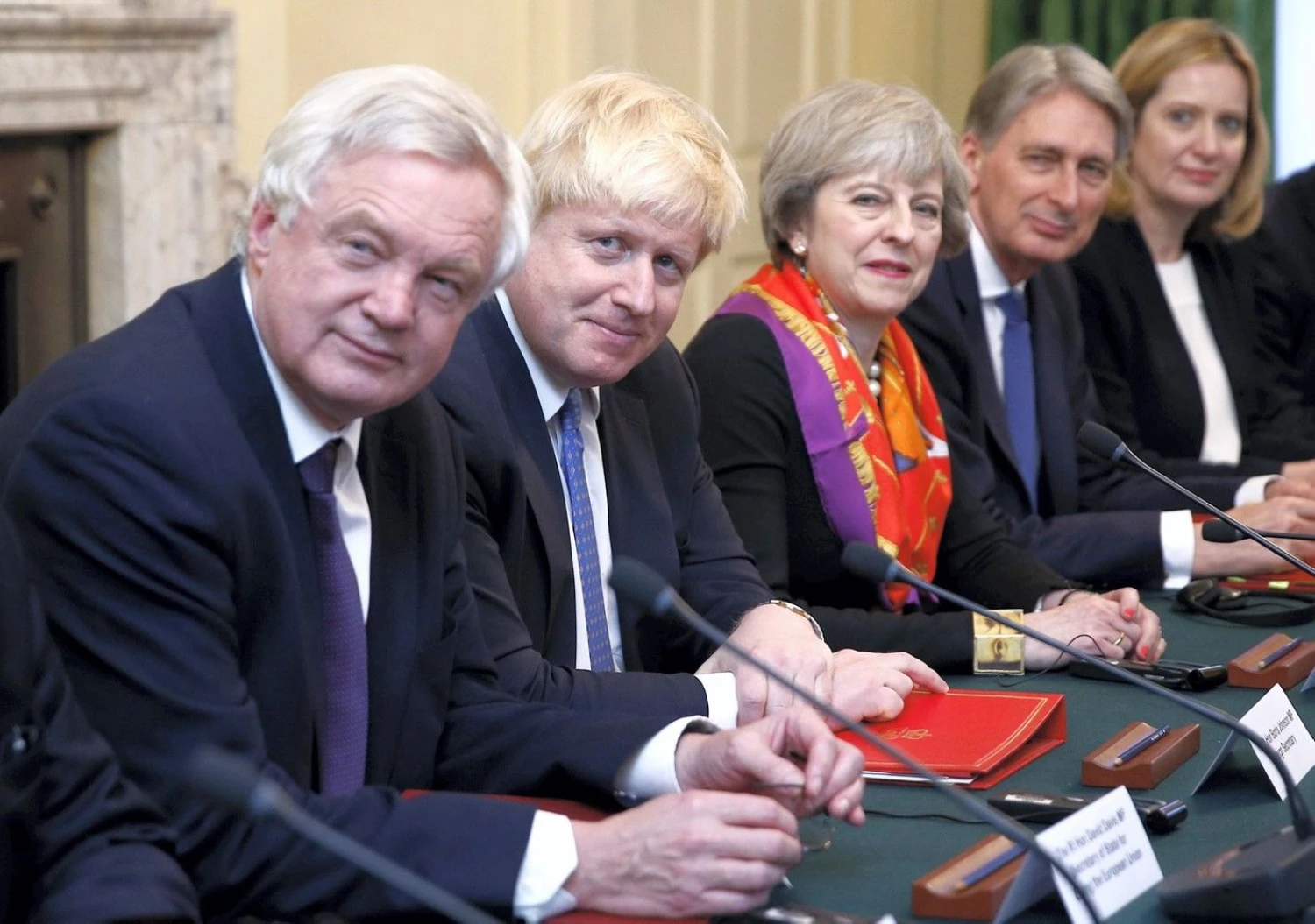 Ministrai Davidas Davisas ir Borisas Johnsonas (priekyje) pasitraukė iš JK vyriausybės, nes nepritaria Theresos May, šalies premjerės, „Brexit“ vizijai. Peterio Nichollso („Reuters“ / „Scanpix“) nuotr.