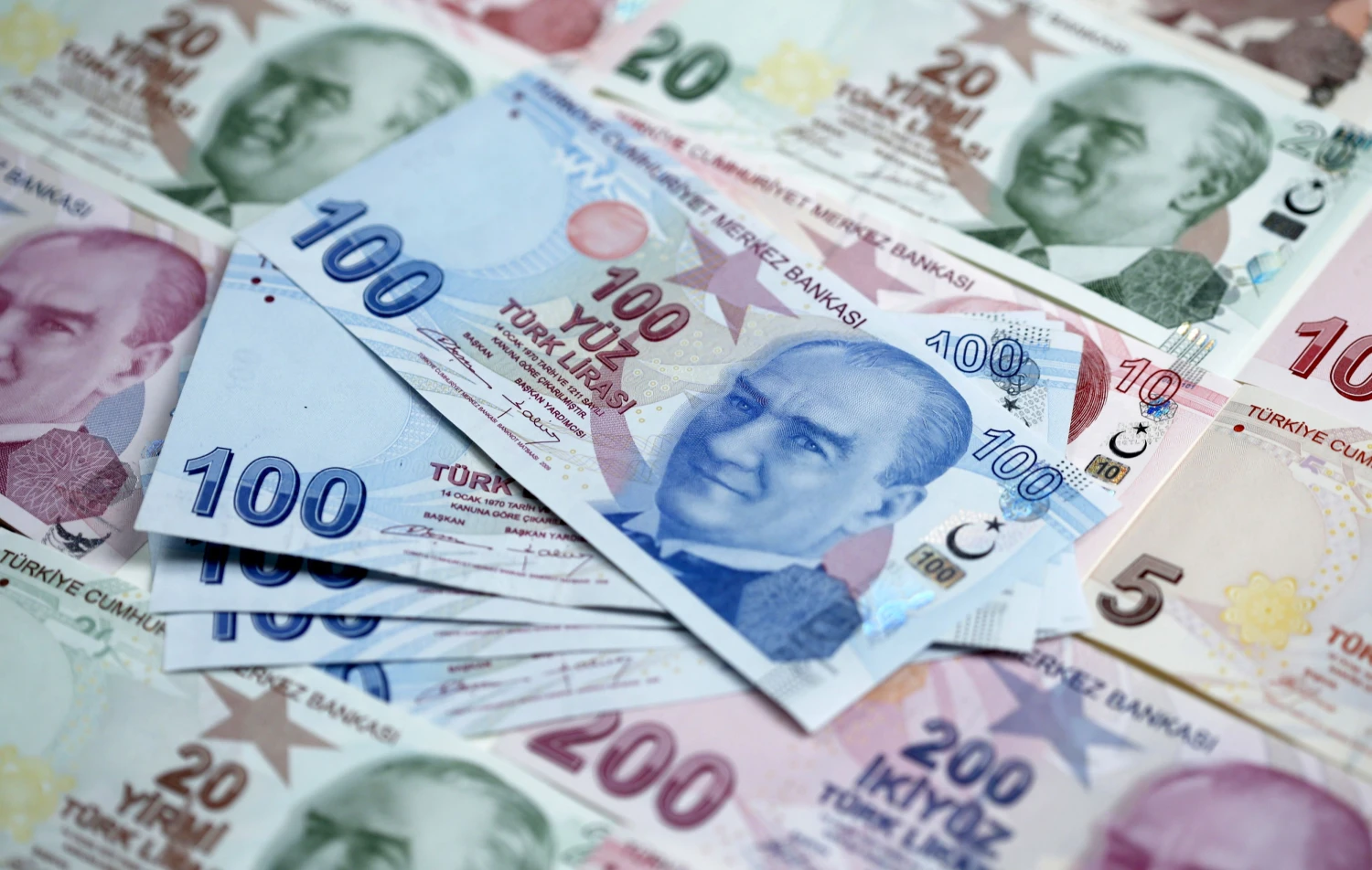 Turkish lira banknotes are seen in this file photo illustration shot in Istanbul, Turkey, January 7, 2014. REUTERS/Murad Sezer image.