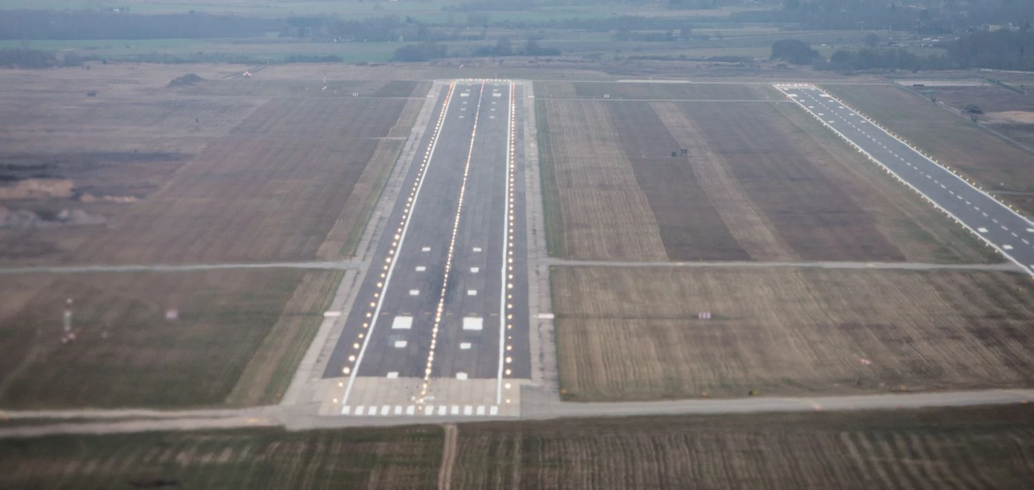 Lietuvos kariuomenės Karinių oro pajėgų Aviacijos Bazėje Šiauliuose vyko tarptautinė žiniasklaidos diena. Joje pristatyta dešimtmetį trunkanti NATO oro policijos misija Baltijos šalyse. Pakilimo takas. Juditos Grigelytės (VŽ) nuotr.