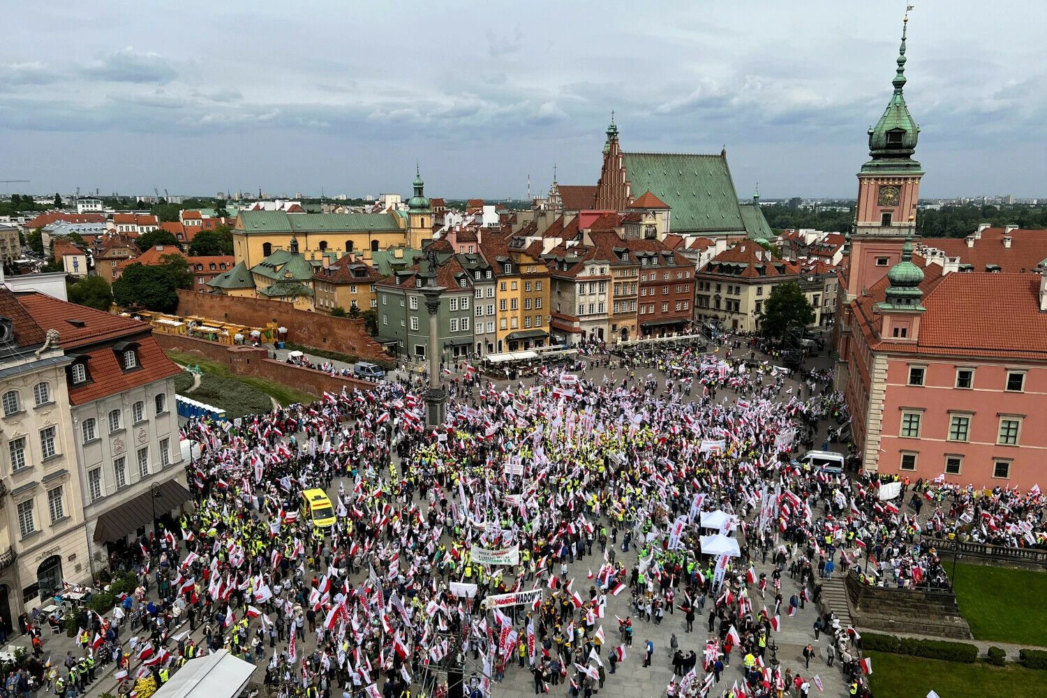 Lenkijos ūkininkai vėl rinkosi į protestą Varšuvoje. Kubos Stezycki („Reuters“/„Scanpix“) nuotr.