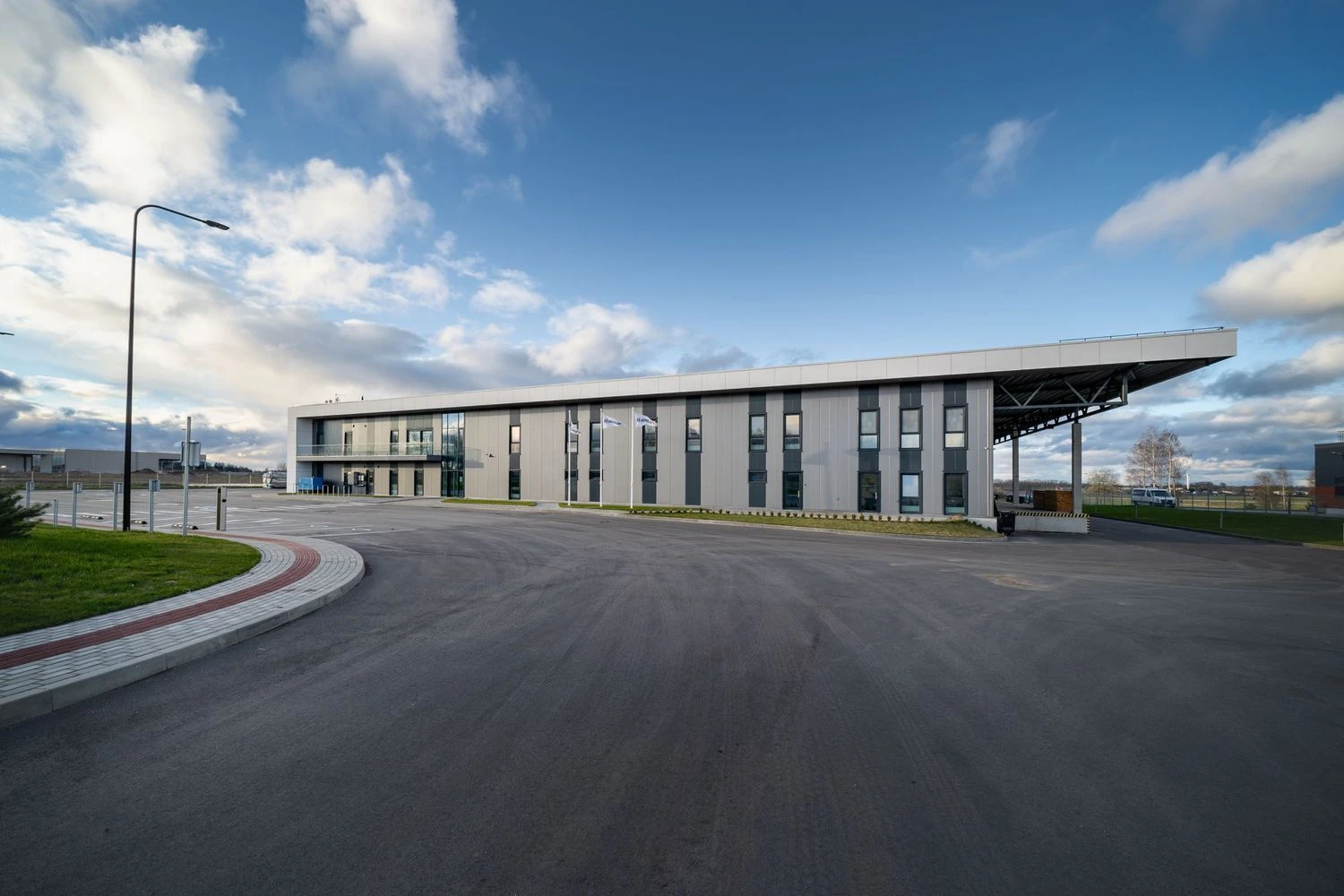 Iš 130 hektarų teritorijos Šiaulių LEZ išnuomota 9 hektarai, kuriuose įsikūrė tokios įmonės kaip „Bär Cargolift“, „Plus Windows“, „RD Signs“ bei „Medicinos linija“. LEZ nuotr.