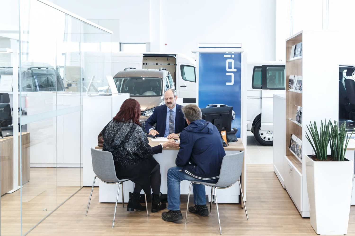 Pardavėjai mieliau su pirkėjais derasi automobilių salonuose. Vladimiro ivanovo (VŽ) nuotr.