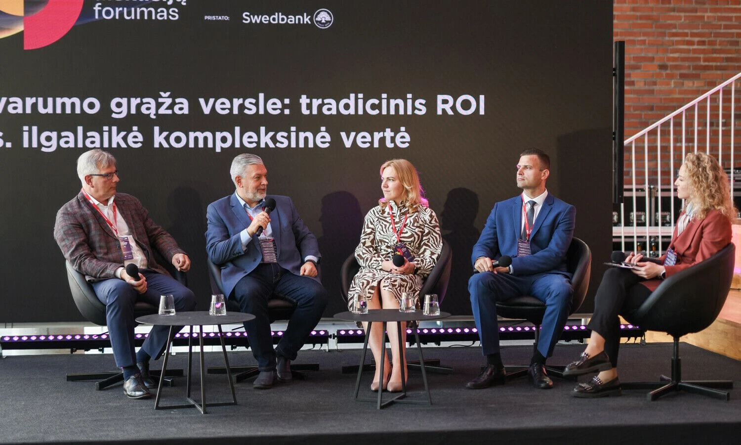 Investicijos į tvarumą dažnai suvokiamos kaip ilgalaikės ir brangios, tačiau jų nauda - neabejotina. Nuotraukoje: Egidijus Mockus, „VMG grupė“ generalinis direktorius, Saulius Grakavinas, „Bepco“ vadovas Lietuvai, Julija Matisonė, „Neste Lietuva“ generalinė direktorė, Remigijus Veikalas, „Kauno grūdai“ vykdantysis direktorius, ir  Giedrė Padaigienė, „Swedbank“ verslo klientų tvarumo srities vadovė. Ryčio Galadausko nuotr.