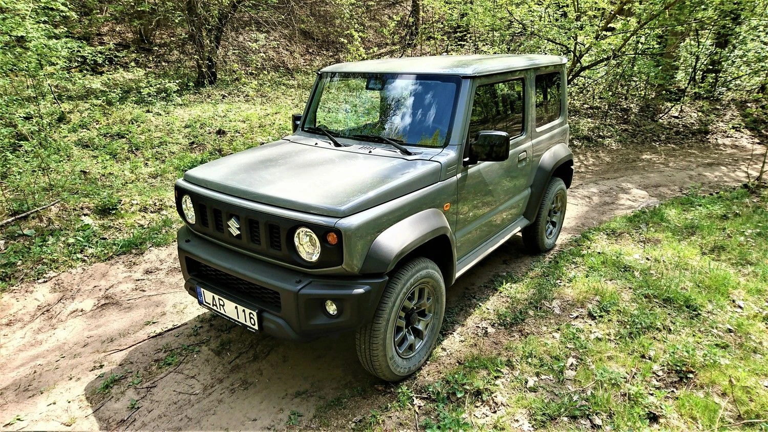 Nuotaikingas naujojo „Jimny“ stilius primena didesnius ir brangesnius „Jeep“, „Mercedes“ ir „Land Rover“ visureigius. Lino Butkaus (VŽ) nuotr.