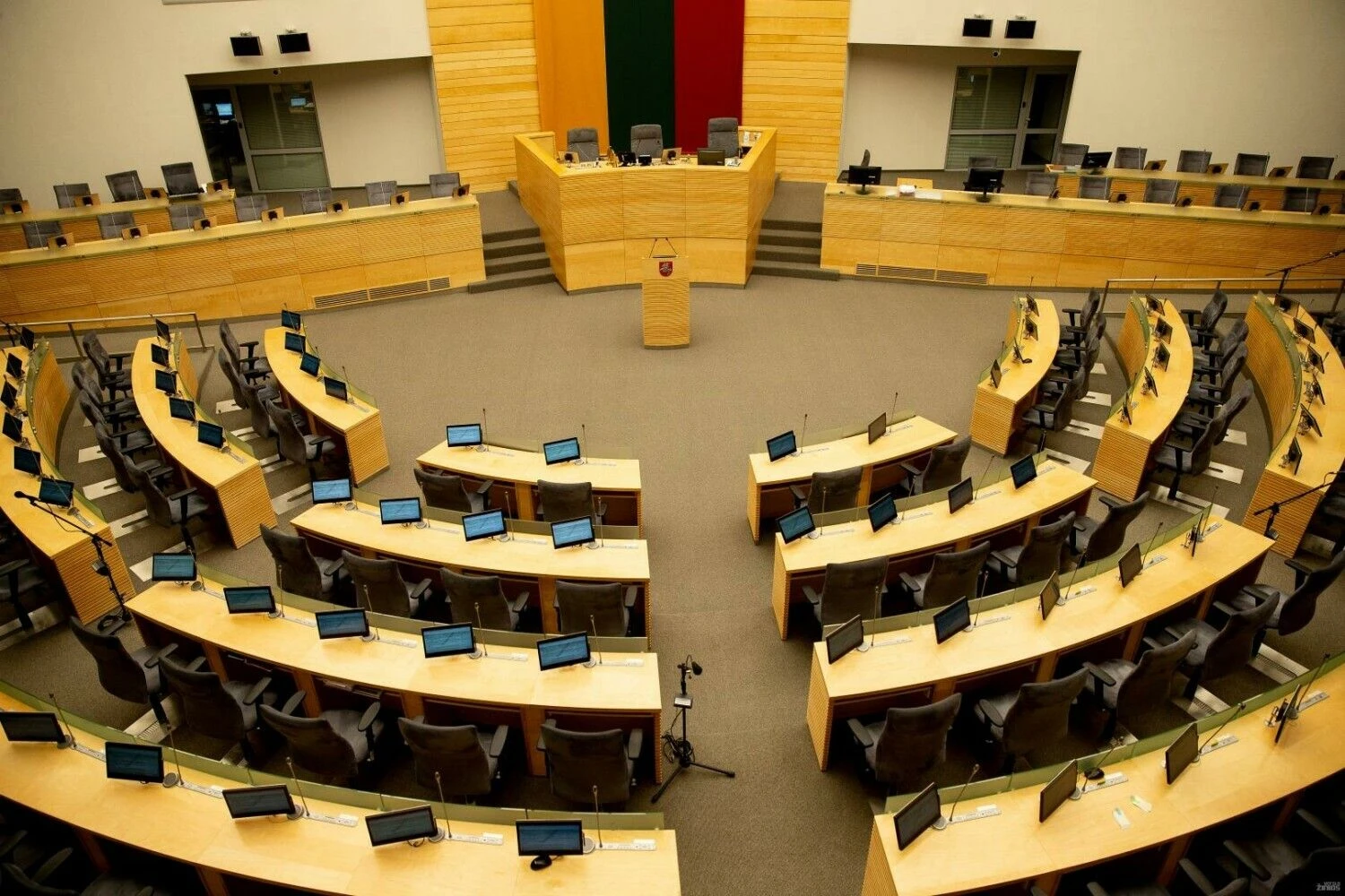 Į kol kas tuščią Seimo plenarinių posėdžių salę parlamentarai sugrįš po mėnesio, kai prasidės rudens sesija. Vladimiro Ivanovo (VŽ) nuotr.