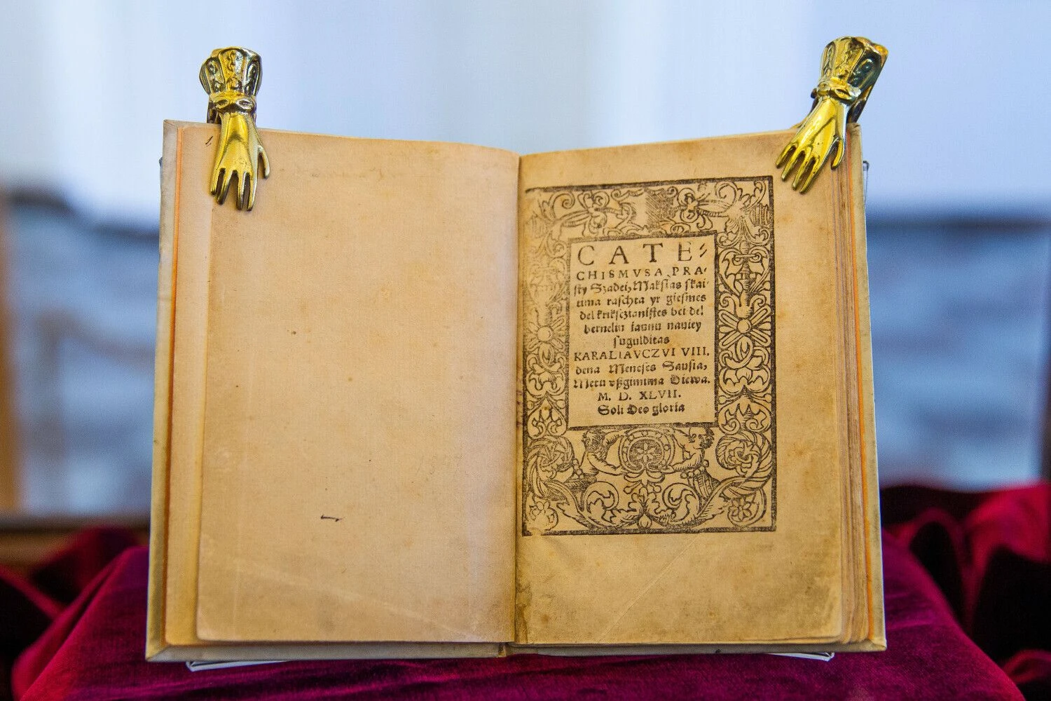 Martyno Mažvydo „Katekizmas“ (1570), eksponuojamas VU bibliotekoje. Irmanto Gelūno (BNS) nuotr.