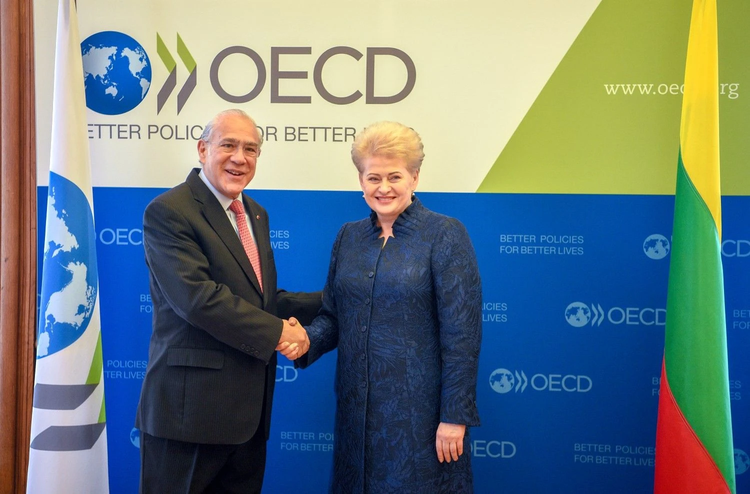 Sutartį dėl Lietuvos stojimo į EBPO pasirašė šios organizacijos generalinis sekretorius Angelis Gurria ir prezidentė Dalia Grybauskaitė. Roberto Dačkaus (Prezidentūra) nuotr.