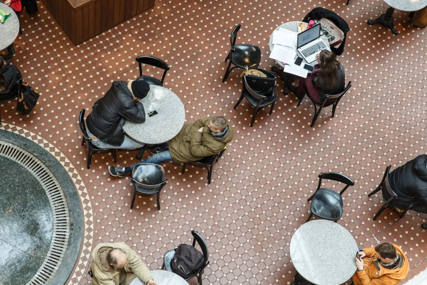 Kai darbuotojai yra vertinami pagal pasiektus rezultatus, o ne pagal biure išsėdėtą laiką, bendrovė ne tik gali padidinti produktyvumą, bet ir privilioti talentų. Juditos Grigelytės (VŽ) nuotr.  