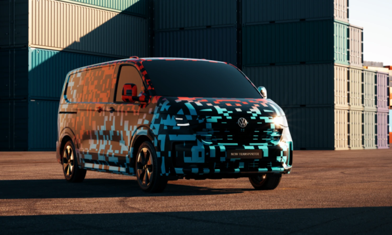 Pirmosiose nuotraukose matyti kamufliažu užmaskuoti naujos kartos „Transporter T7“ prototipai. „Volkswagen AG“ nuotr.