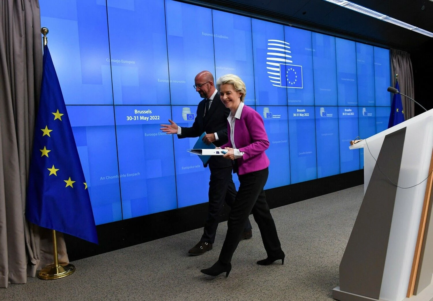 Charles'is Michelis, Europos Vadovų Tarybos pirmininkas, ir Ursula von der Leyen, Europos Komisijos pirmininkė. Johno Thyso (AFP / „Scanpix“) nuotr.