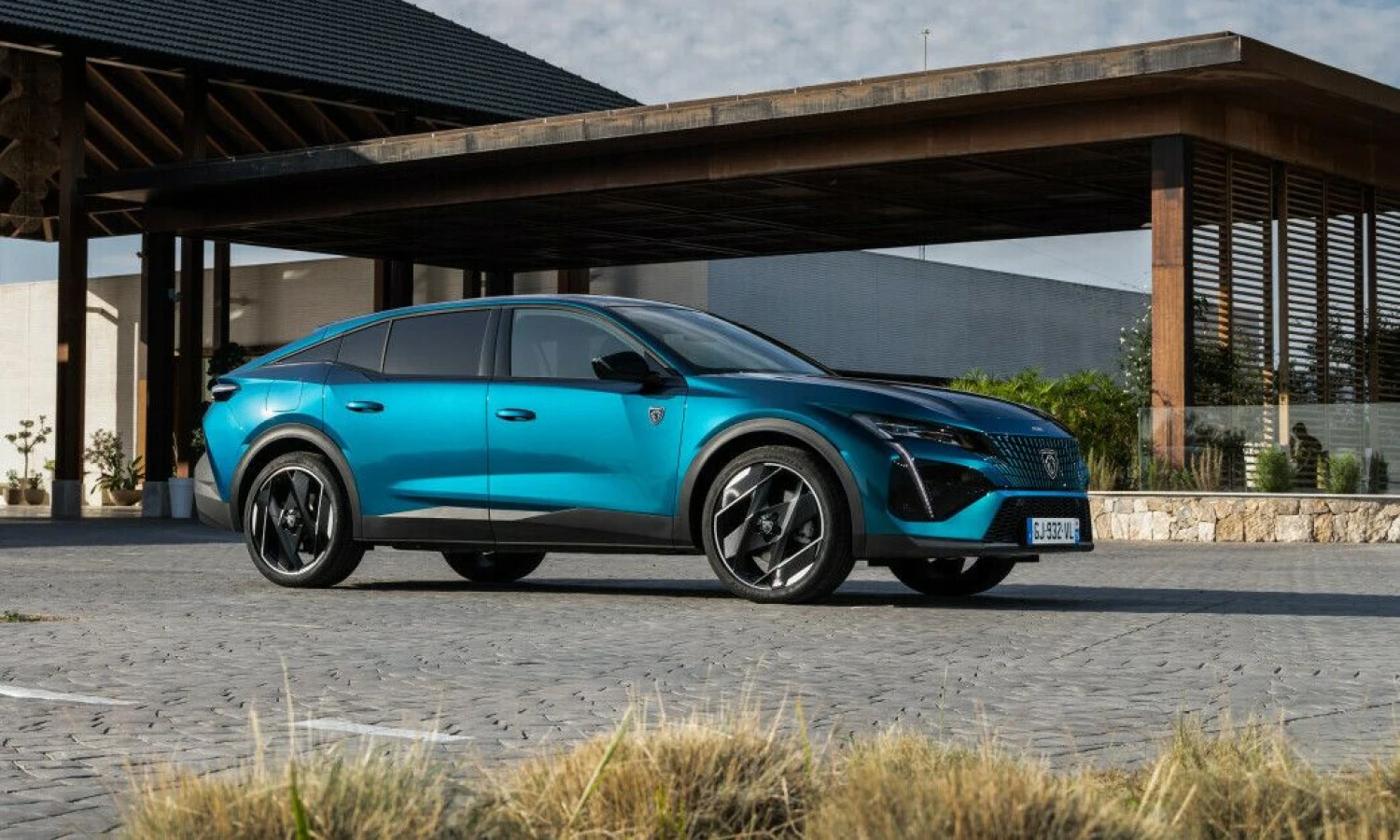 „Peugeot“ parodė, kad miesto visureigių stilius gali apsieiti be masyvių formų. „Stellantis“ nuotr.