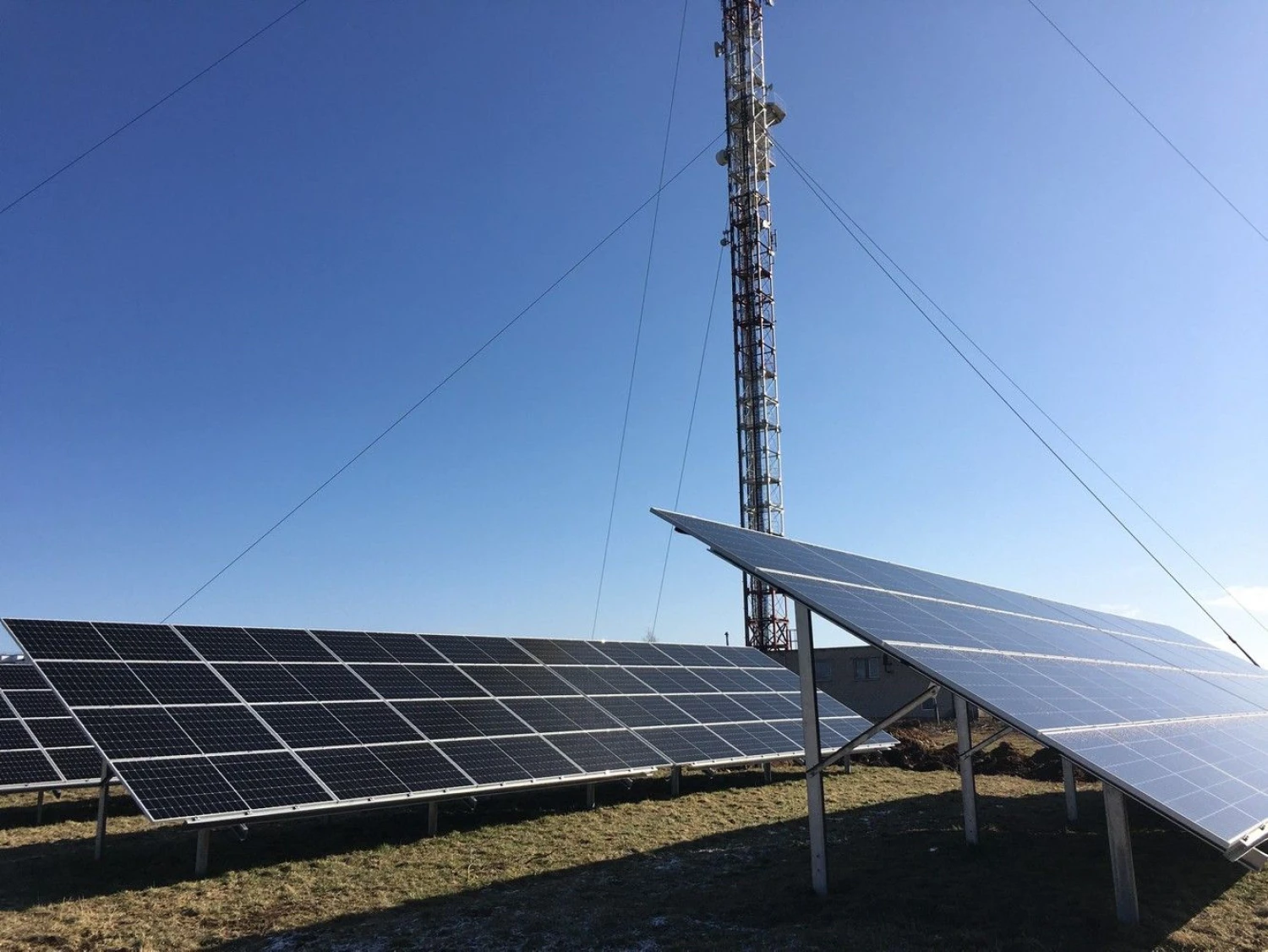 Pirmoji Telecentro 0,5 megavato (MW) galios saulės jėgainė įrengta šalia Molėtų TV bokšto.
