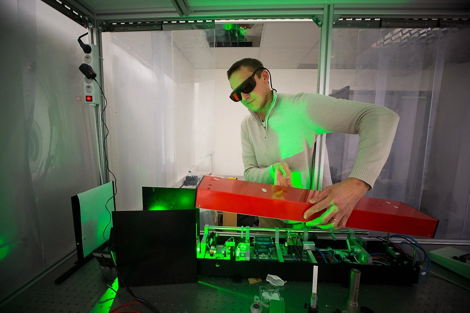 Tadas Lipinskas, lazerių technologijų UAB „Optogama“ vykdomasis direktorius: „Kuriant produktus, pardavinėti savo žinias galbūt yra šiek tiek netinkama tolesnėje perspektyvoje, tačiau mes užsidirbame apyvartinių lėšų ir jas reinvestuojame į savo produktus.“
Vladimiro Ivanovo (VŽ) nuotr.