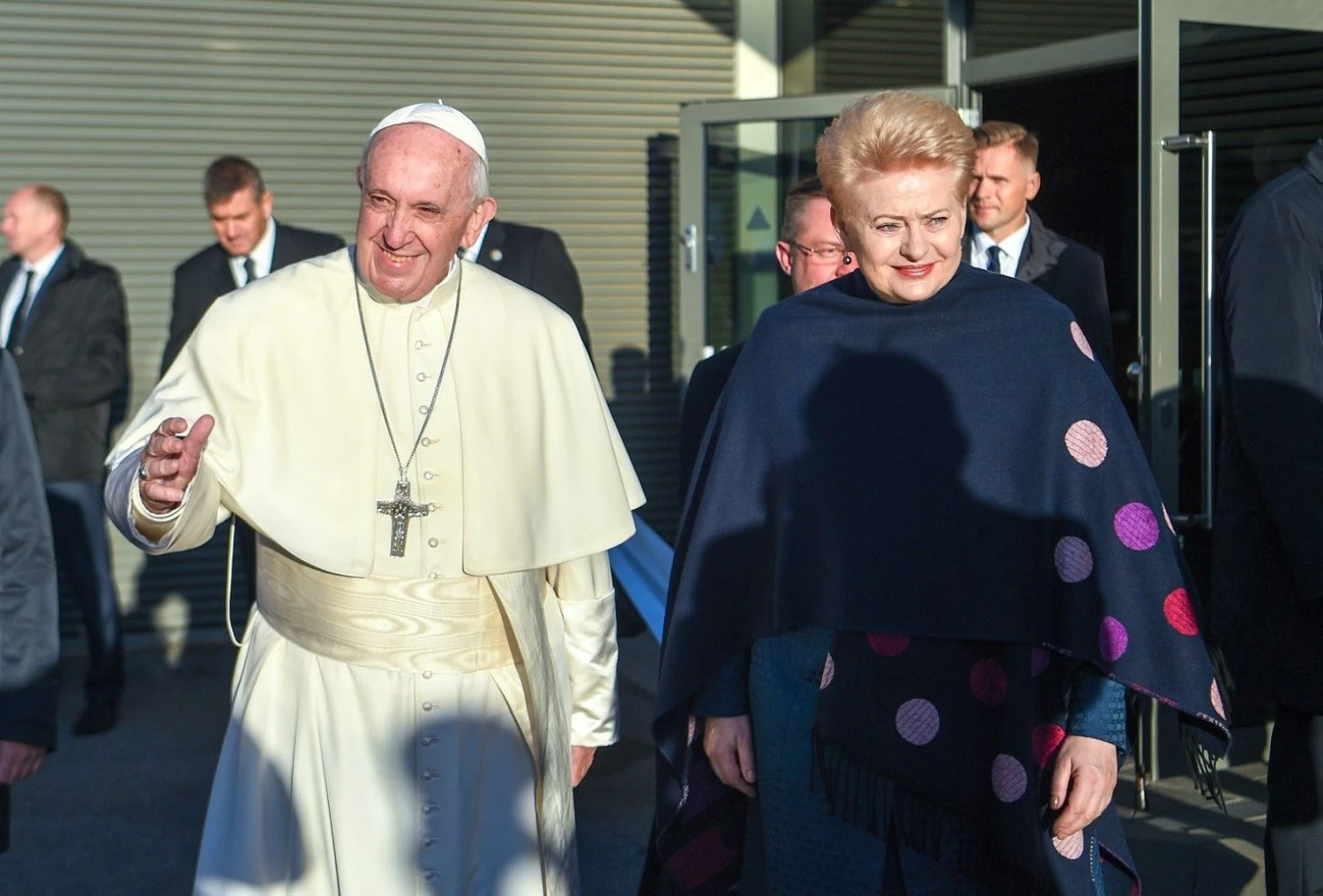 Prezidentė Dalia Grybauskaitė išlydėjo popiežių Pranciškų iš Lietuvos. Prezidentūros nuotr. 