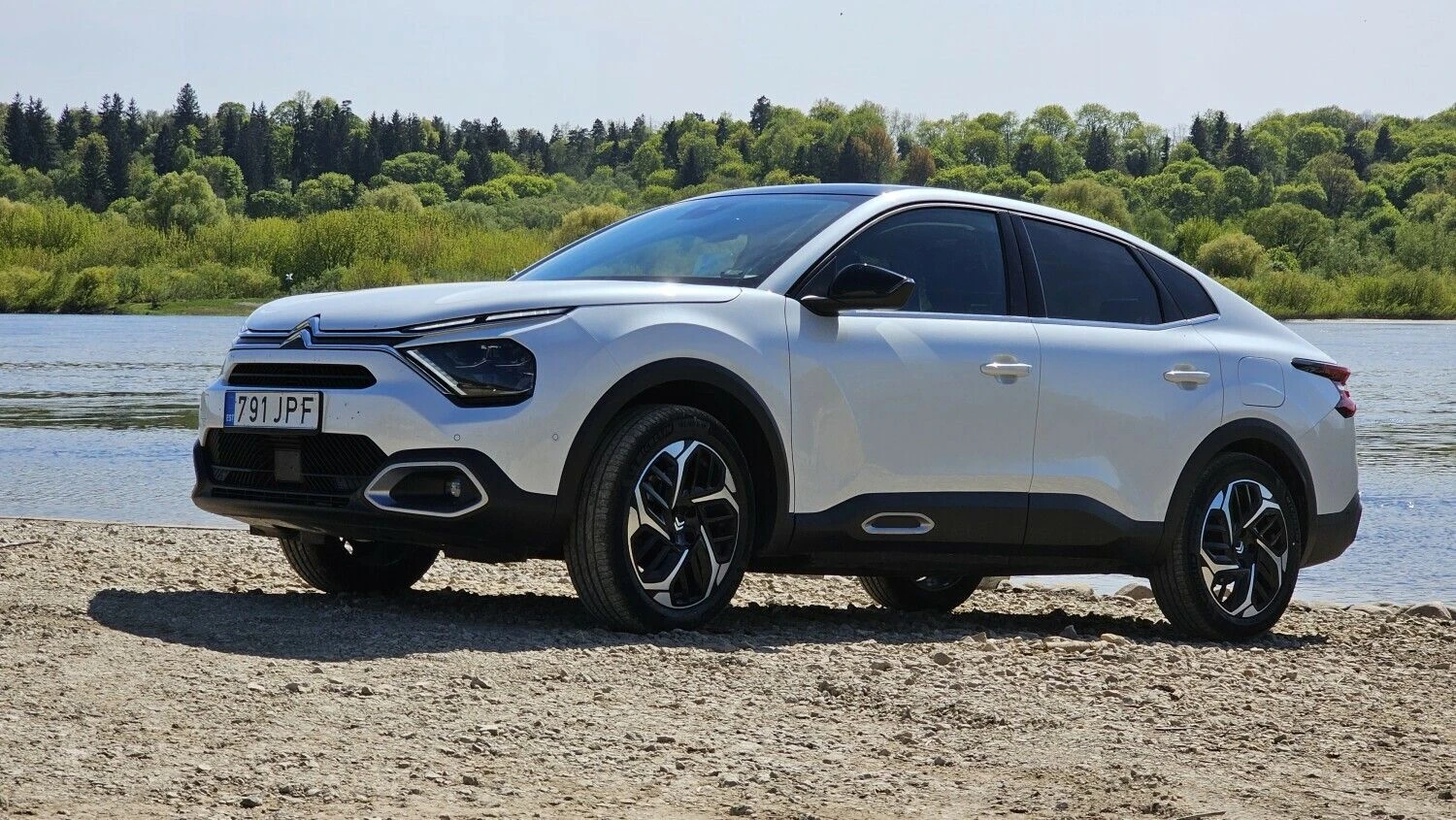 Didelė prošvaisa leidžia šiuo sedanu saugiai važiuoti tikrai sudėtingais kelio ruožais. Lino Butkaus (VŽ) nuotr.