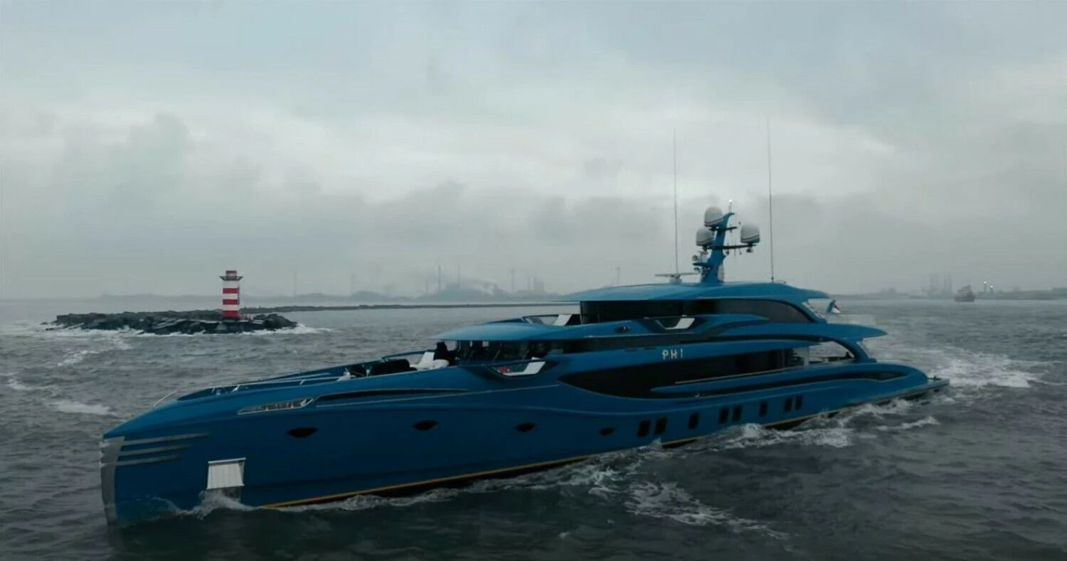 Superjachta „Phi“. Stopkadras.