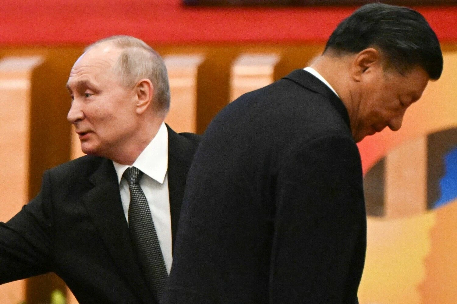 Karo nusikaltimais kaltinamas Rusijos diktatorius Vladimiras Putinas ir Xi Jinpingas, Kinijos autoritarinis lyderis. Pedro Pardo (AFP / „Scanpix“) nuotr.