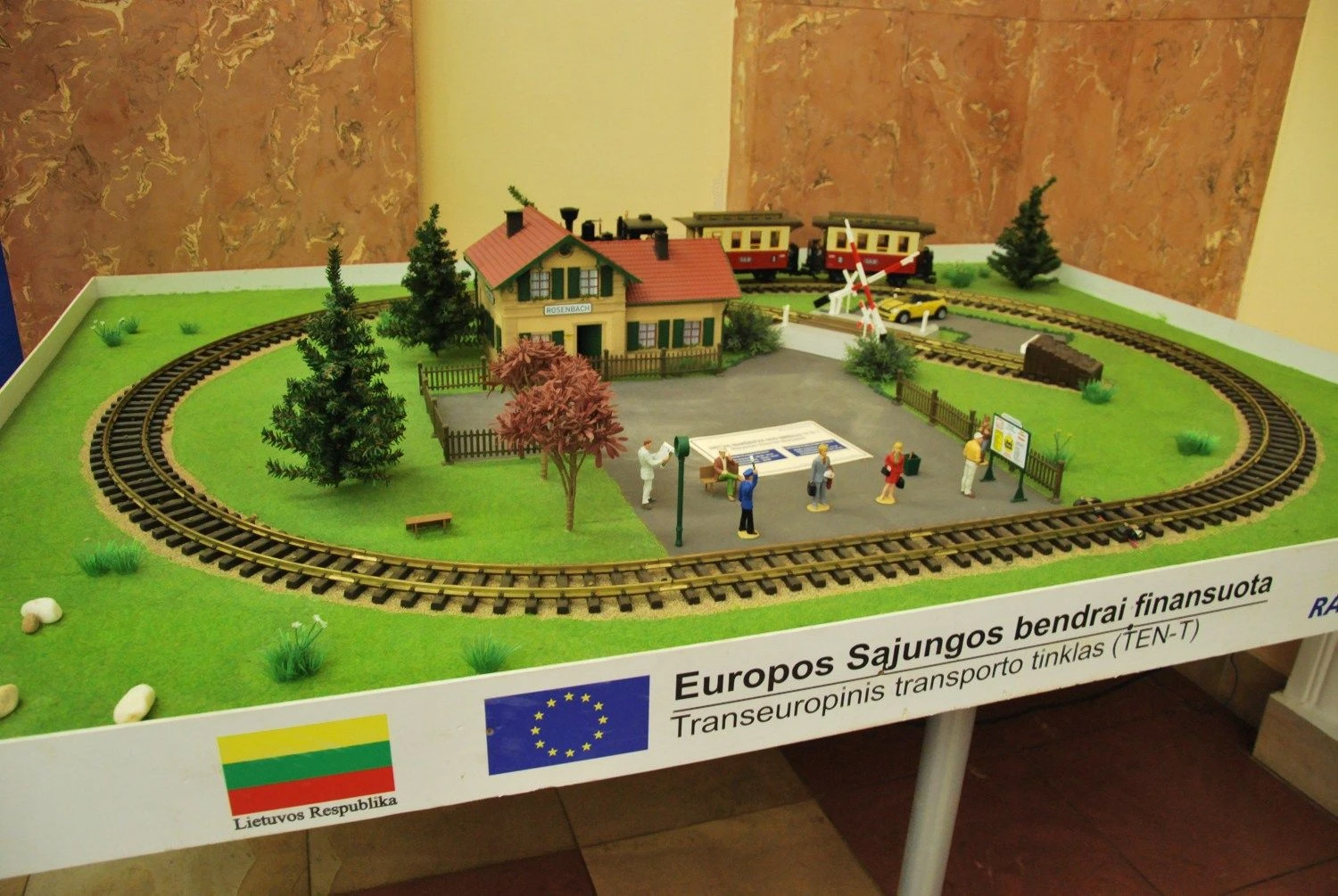 Simbolinis „Rail Baltica“ maketas Kauno geležinkelio stotyje. Indrės Sesartės (VŽ) nuotr.