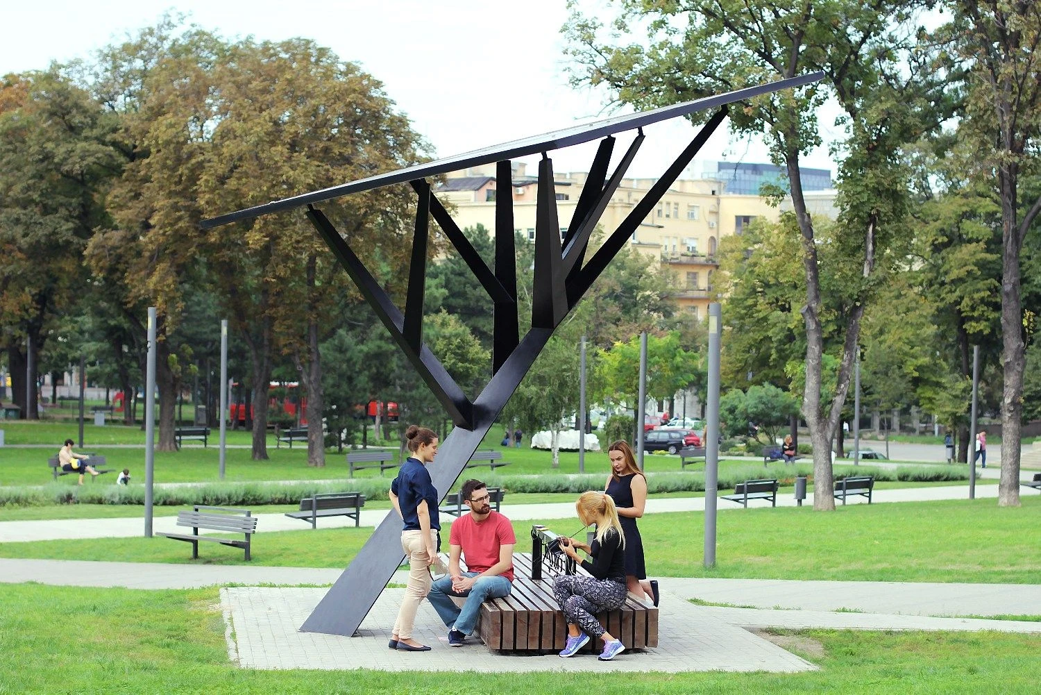 Saulės energiją naudojančios išmaniojo suolelio baterijos sumontuotos taip, kad jų nebūtų galima pažeisti.  BENDROVĖS NUOTR.