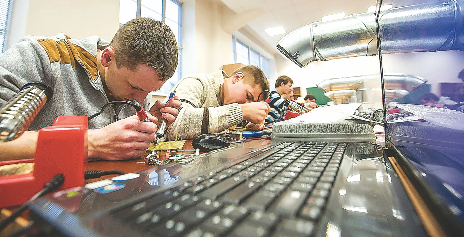 Darbo skelbimų portaluose skelbiama vis daugiau praktikos skelbimų ir tokiu būdu vyksta nepatyrusių specialistų atranka nuolatiniam darbui.Juditos Grigelytės (VŽ) nuotr. 
