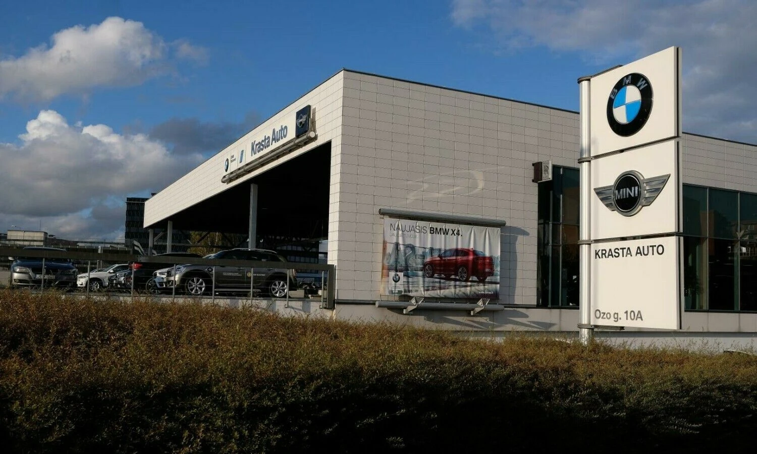 „Krasta Auto“ salonas Vilniuje. Vladimiro Ivanovo (VŽ) nuotr.