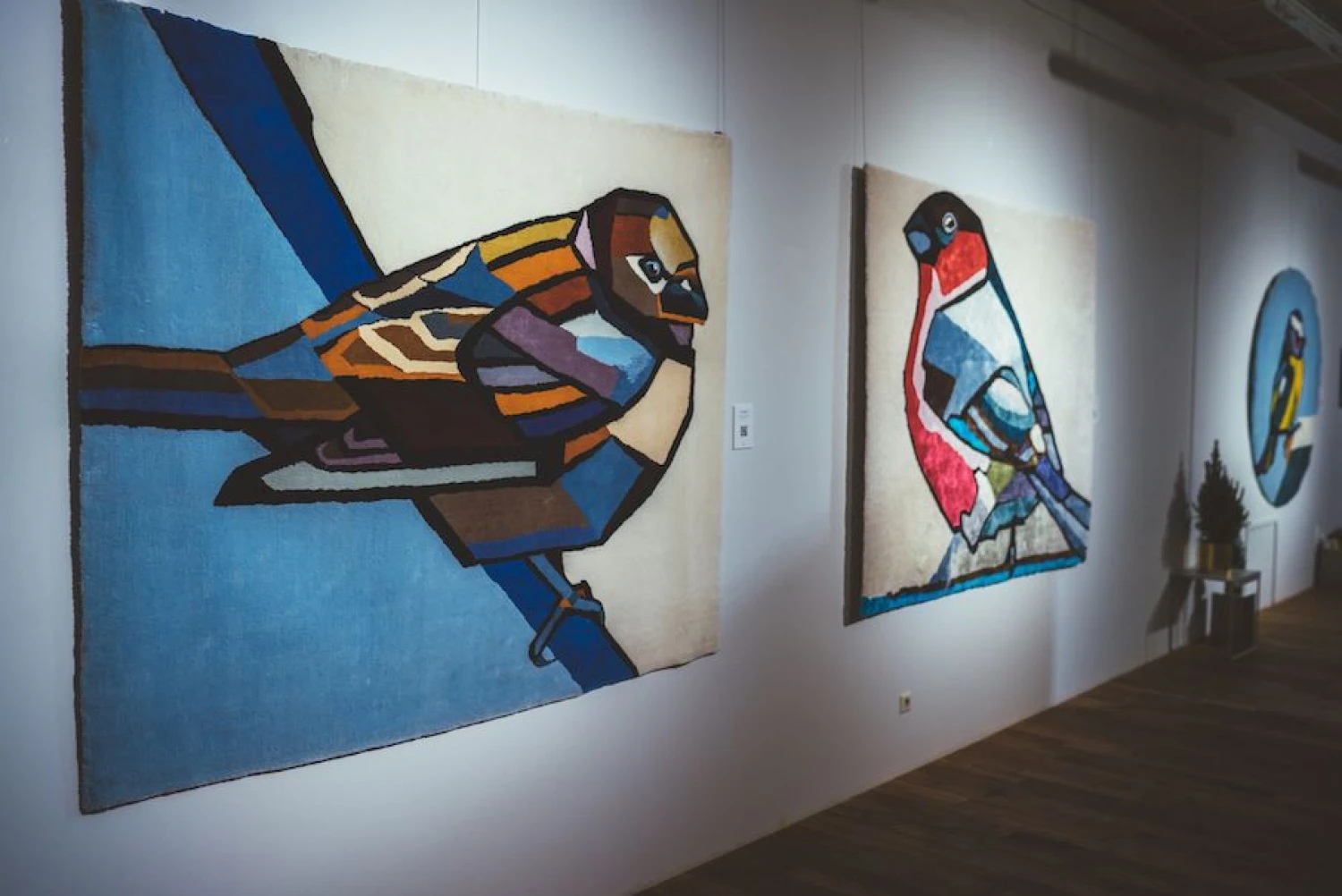 Vilniuje iki sausio 10 d. vyksta menininkės Agnės Kišonaitės autorinių kilimų paroda „Paukščiai“. Tomo Raižio nuotr.