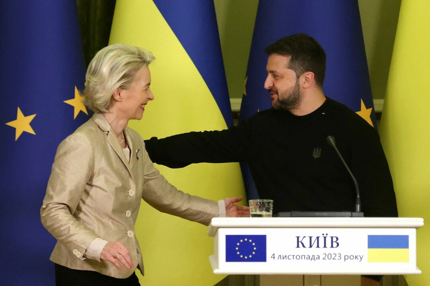 Ursula von der Leyen, Europos Komisijos pirmininkė, ir Ukrainos prezidentas Volodymyras Zelenskis. Anatolijaus Stepanovo (AFP / „Scanpix“) nuotr.