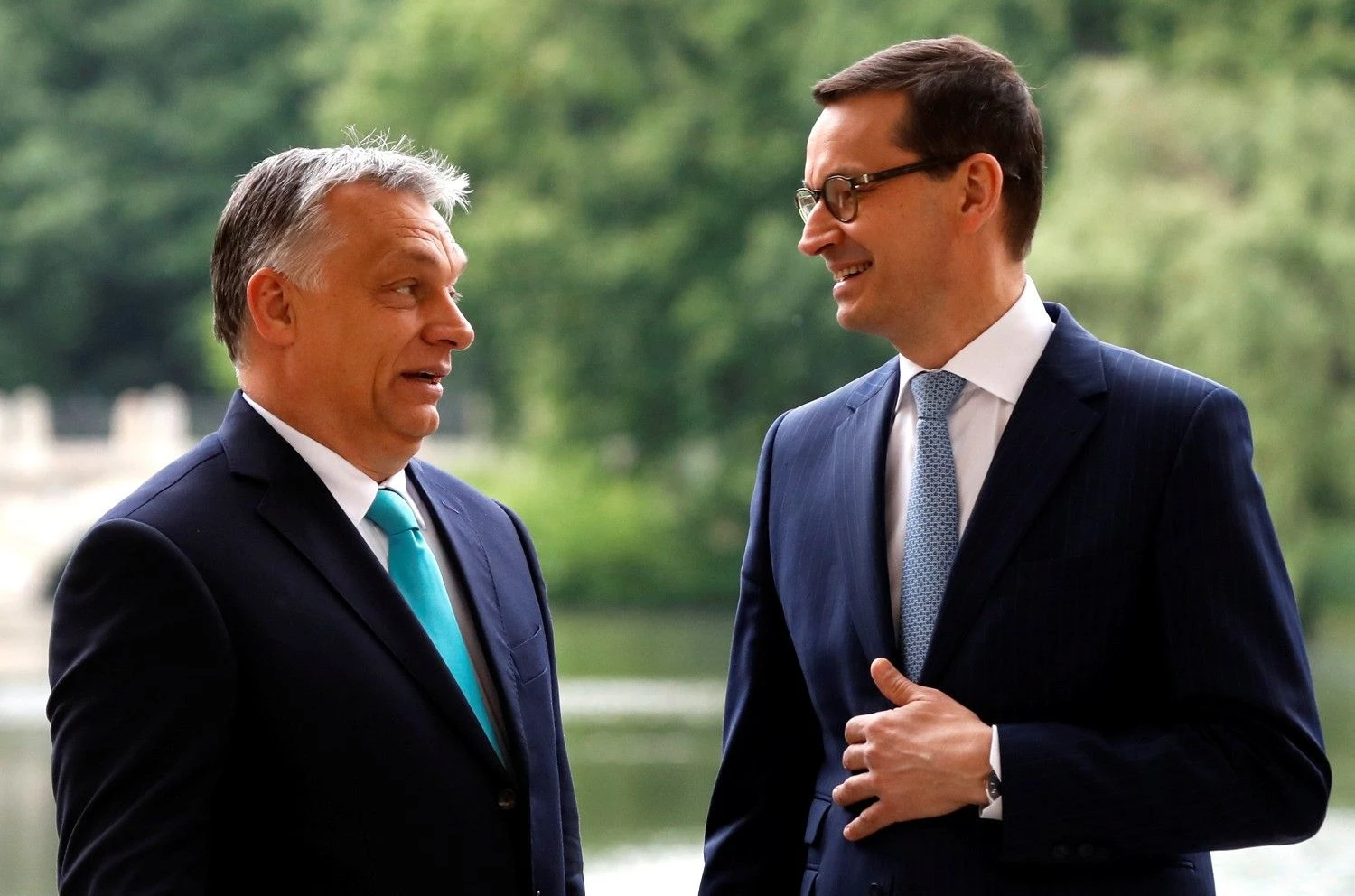Mateuszas Morawieckis, Lenkijos ministras pirmininkas, ir Viktoras Orbanas, Vengrijos premjeras, susitikime Varšuvoje. Kacpero Pempelo („Reuters“ / „Scanpix“) nuotr.