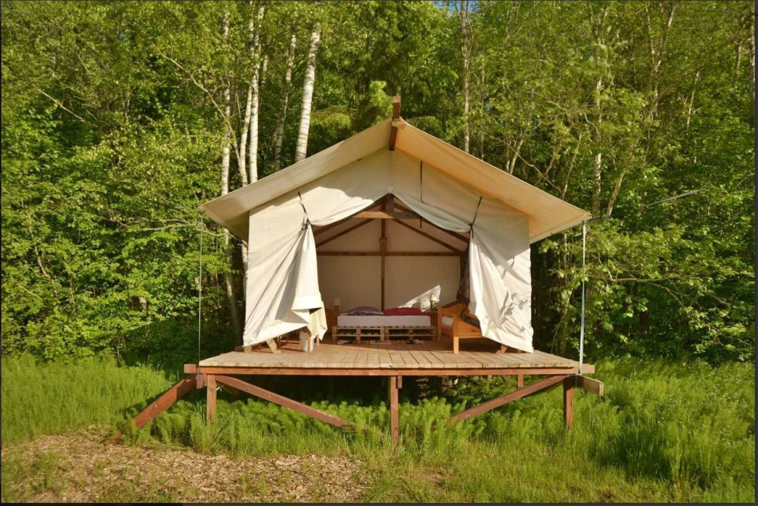 „Glempingams" ekspertai pranašauja šviesią perspektyvą. Latvijoje esantis prabangus kempingas „Klaukas“. Ekrano nuotr.