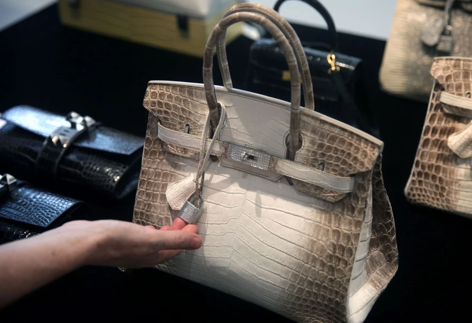 Tokia „Hermes Himalaya Birkin“ 2017 m.  parduota už  379,261 USD. Isaac Lawrence (AFP/“Scanpix“) nuotr. 